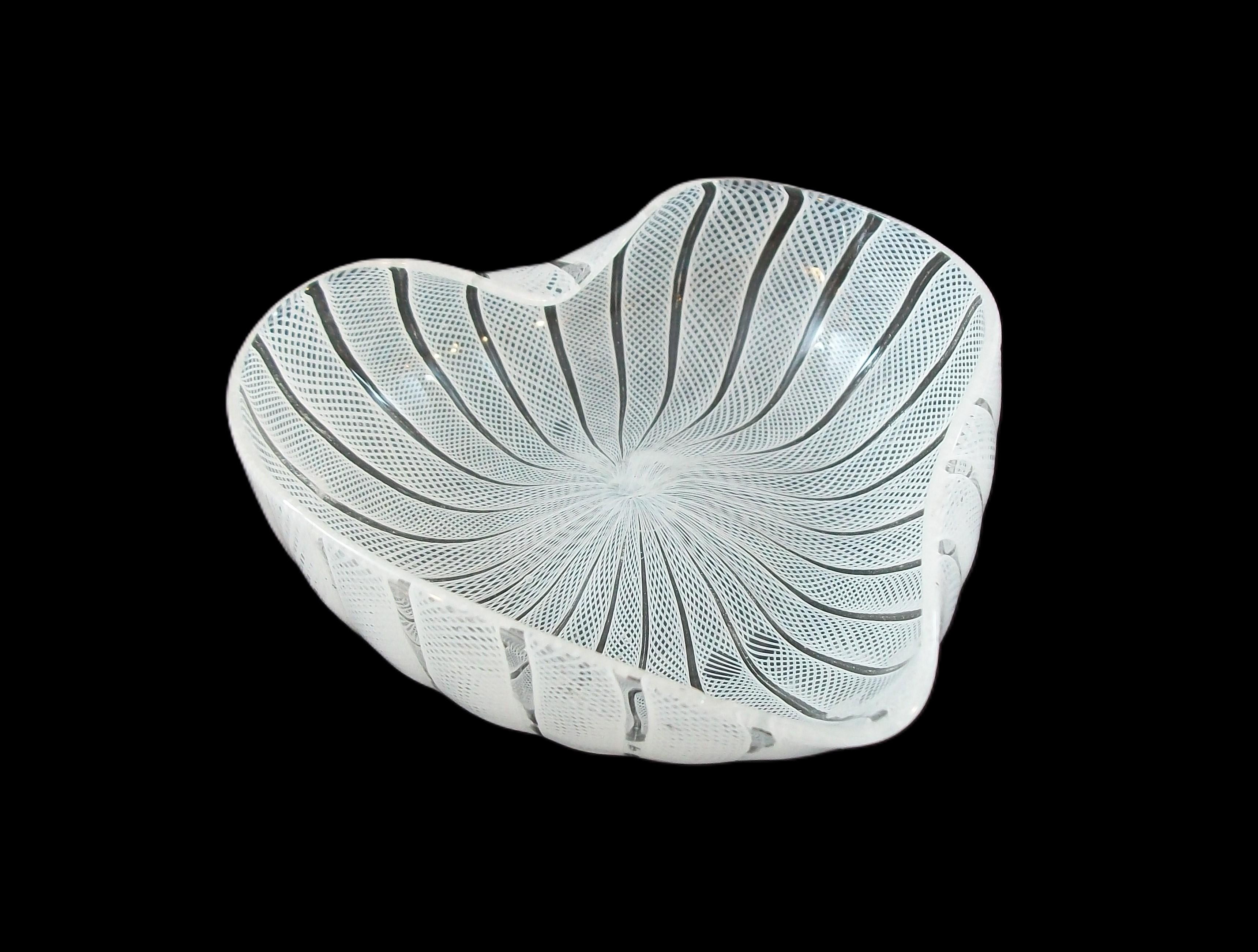 FRATELLI TOSO - Ciotole di Murano a forma di cuore in latticino bianco - Italia - CIRCA ANNI 50 in vendita 4