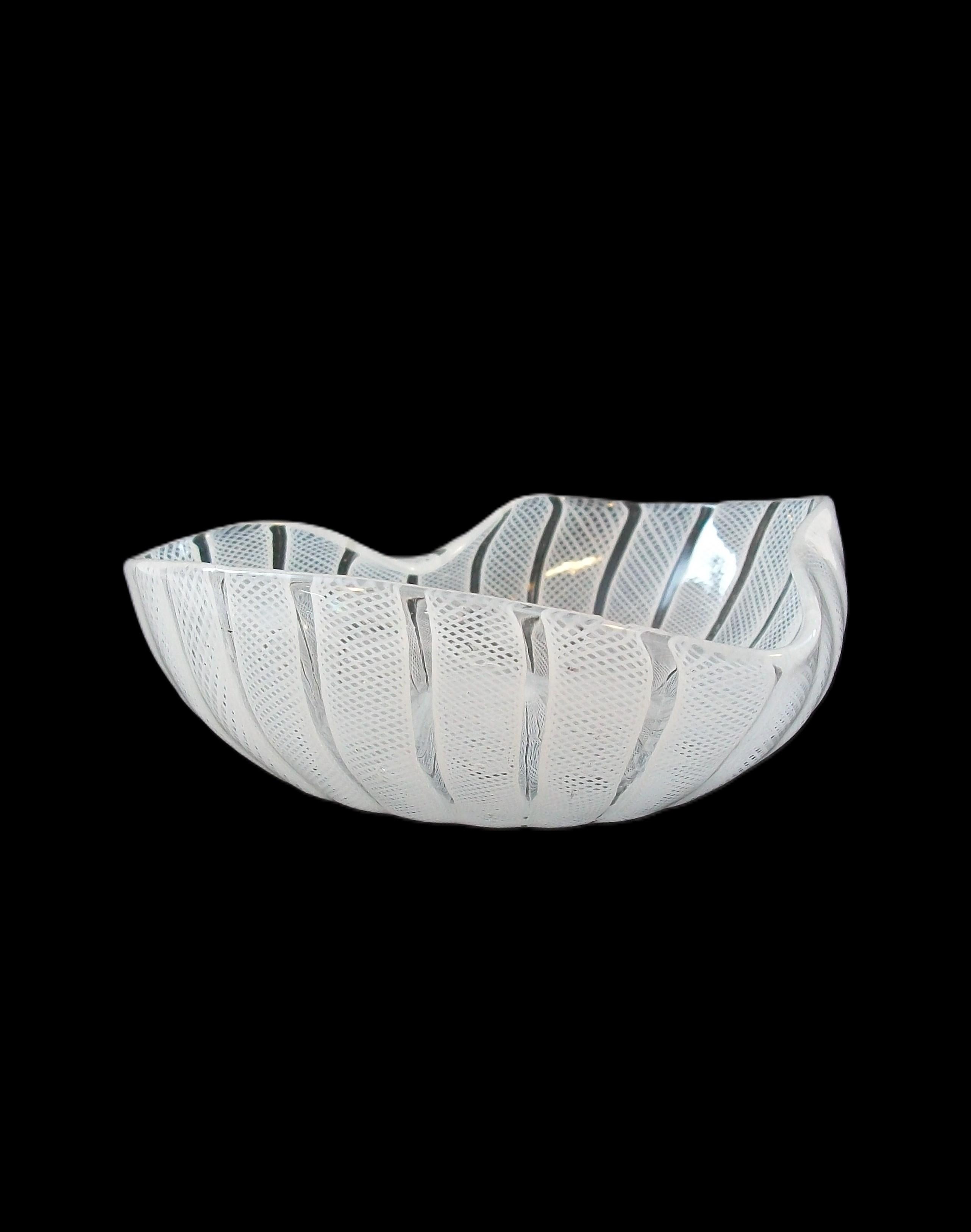 FRATELLI TOSO - Ciotole di Murano a forma di cuore in latticino bianco - Italia - CIRCA ANNI 50 in vendita 5