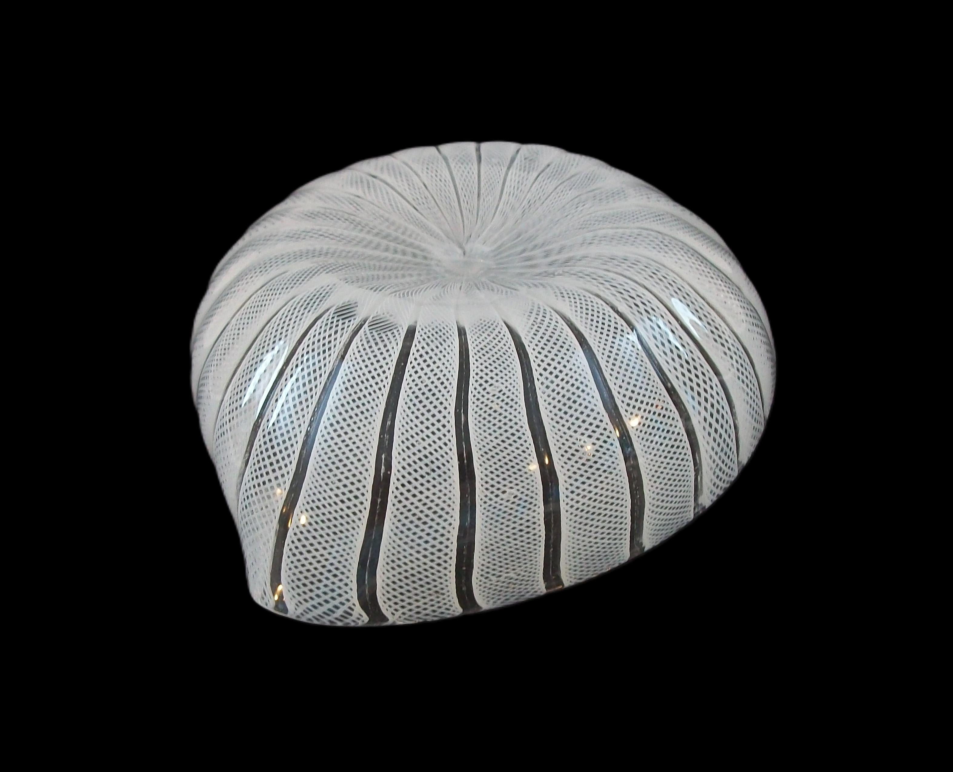 FRATELLI TOSO - Ciotole di Murano a forma di cuore in latticino bianco - Italia - CIRCA ANNI 50 in vendita 6