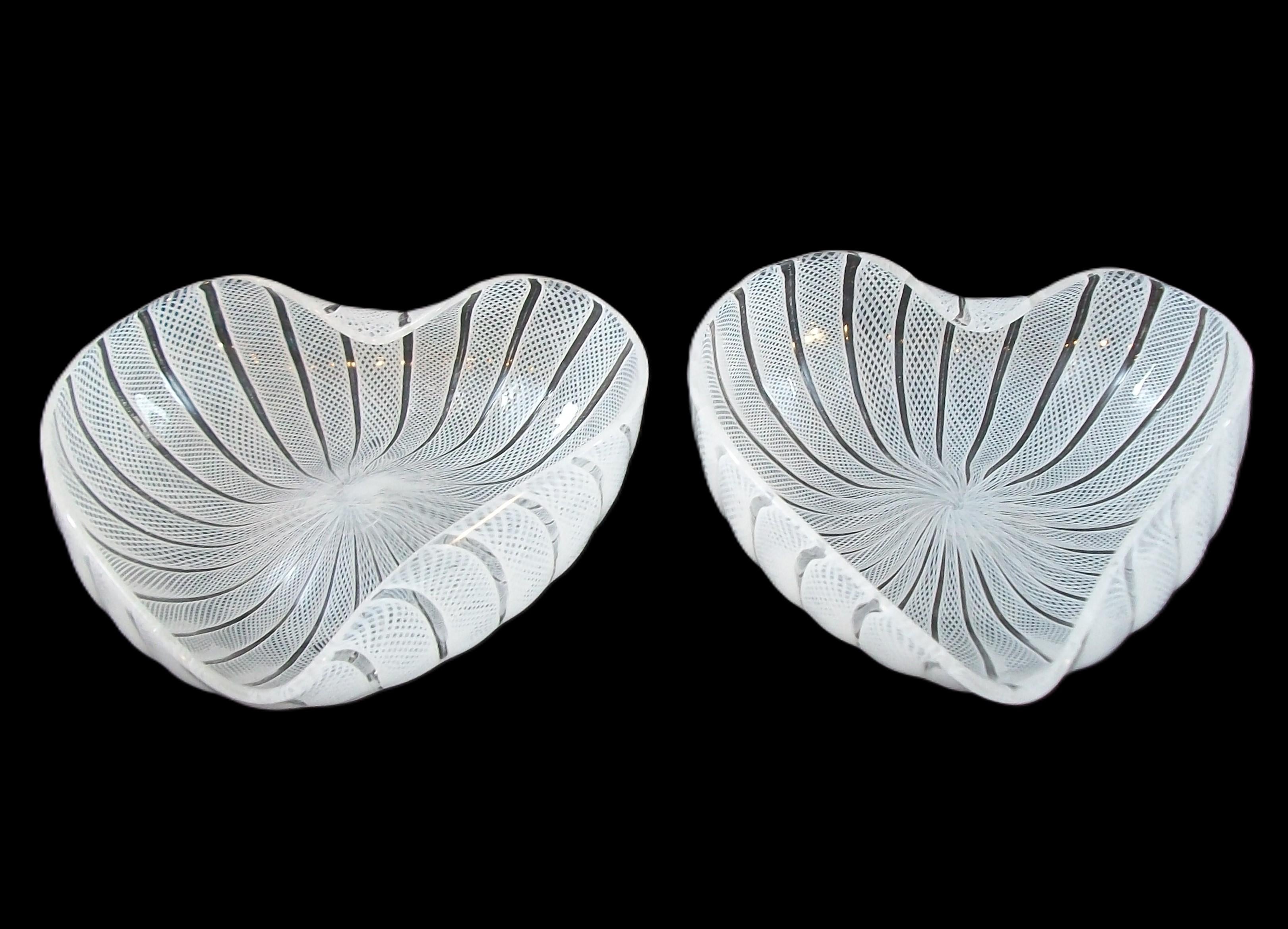 Mid-Century moderno FRATELLI TOSO - Ciotole di Murano a forma di cuore in latticino bianco - Italia - CIRCA ANNI 50 in vendita