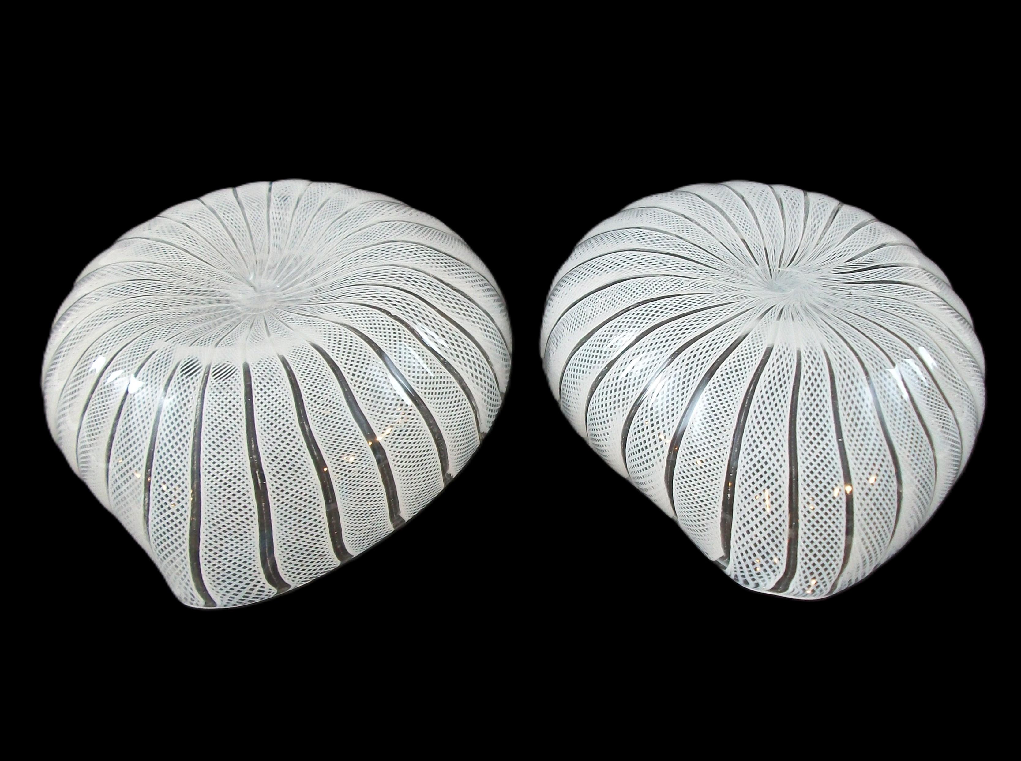 XX secolo FRATELLI TOSO - Ciotole di Murano a forma di cuore in latticino bianco - Italia - CIRCA ANNI 50 in vendita