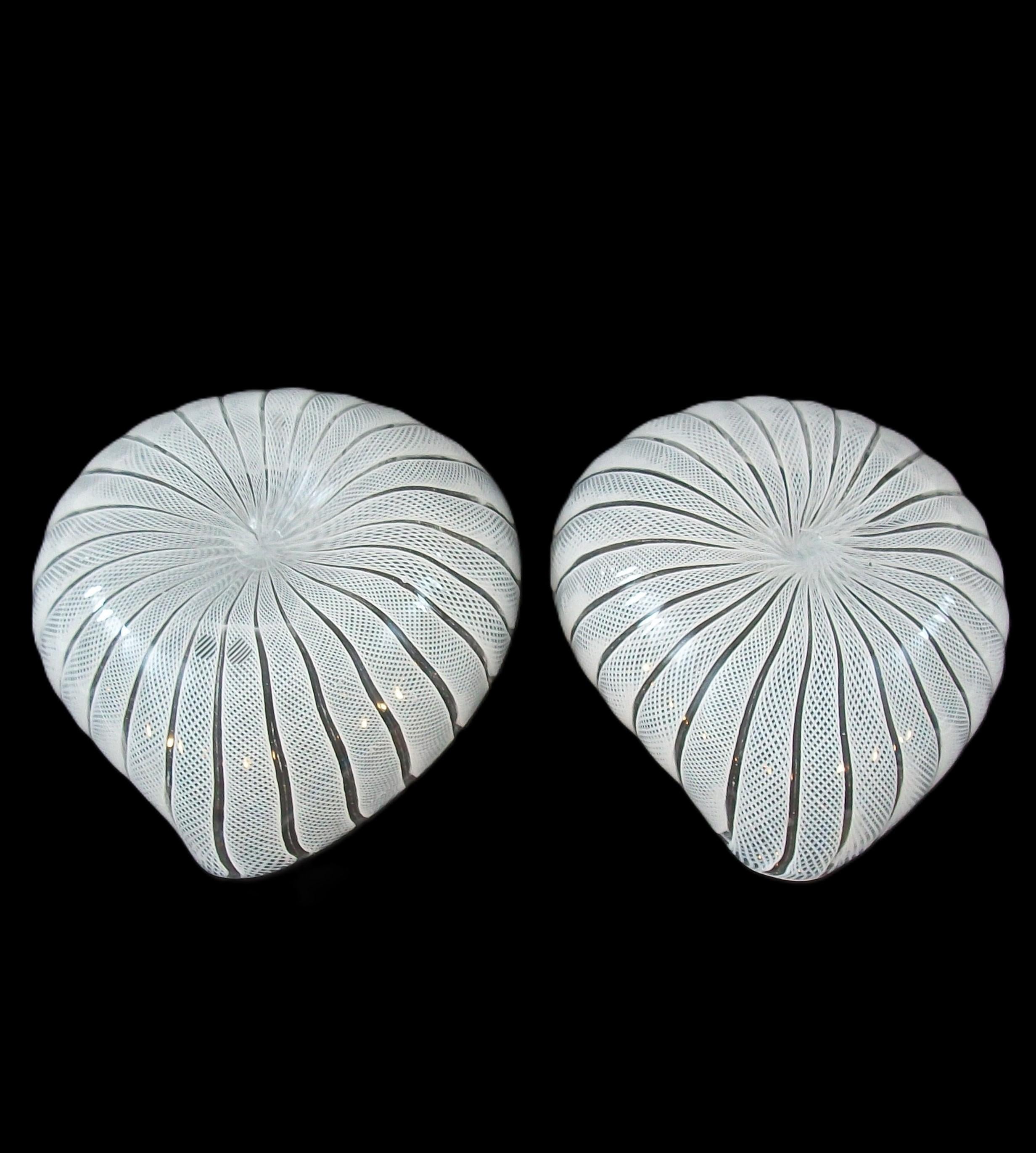 Vetro artistico FRATELLI TOSO - Ciotole di Murano a forma di cuore in latticino bianco - Italia - CIRCA ANNI 50 in vendita