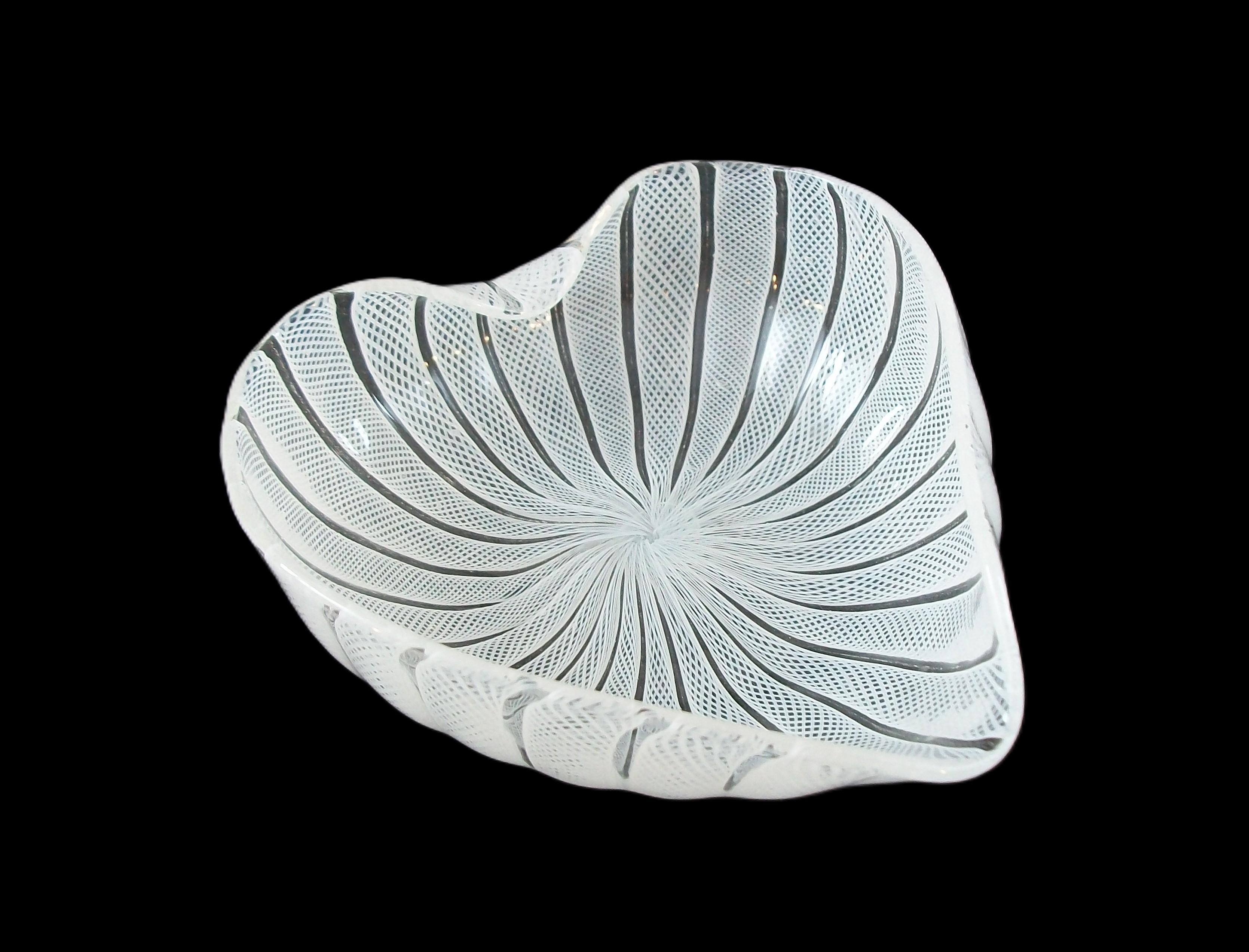 FRATELLI TOSO - Ciotole di Murano a forma di cuore in latticino bianco - Italia - CIRCA ANNI 50 in vendita 1