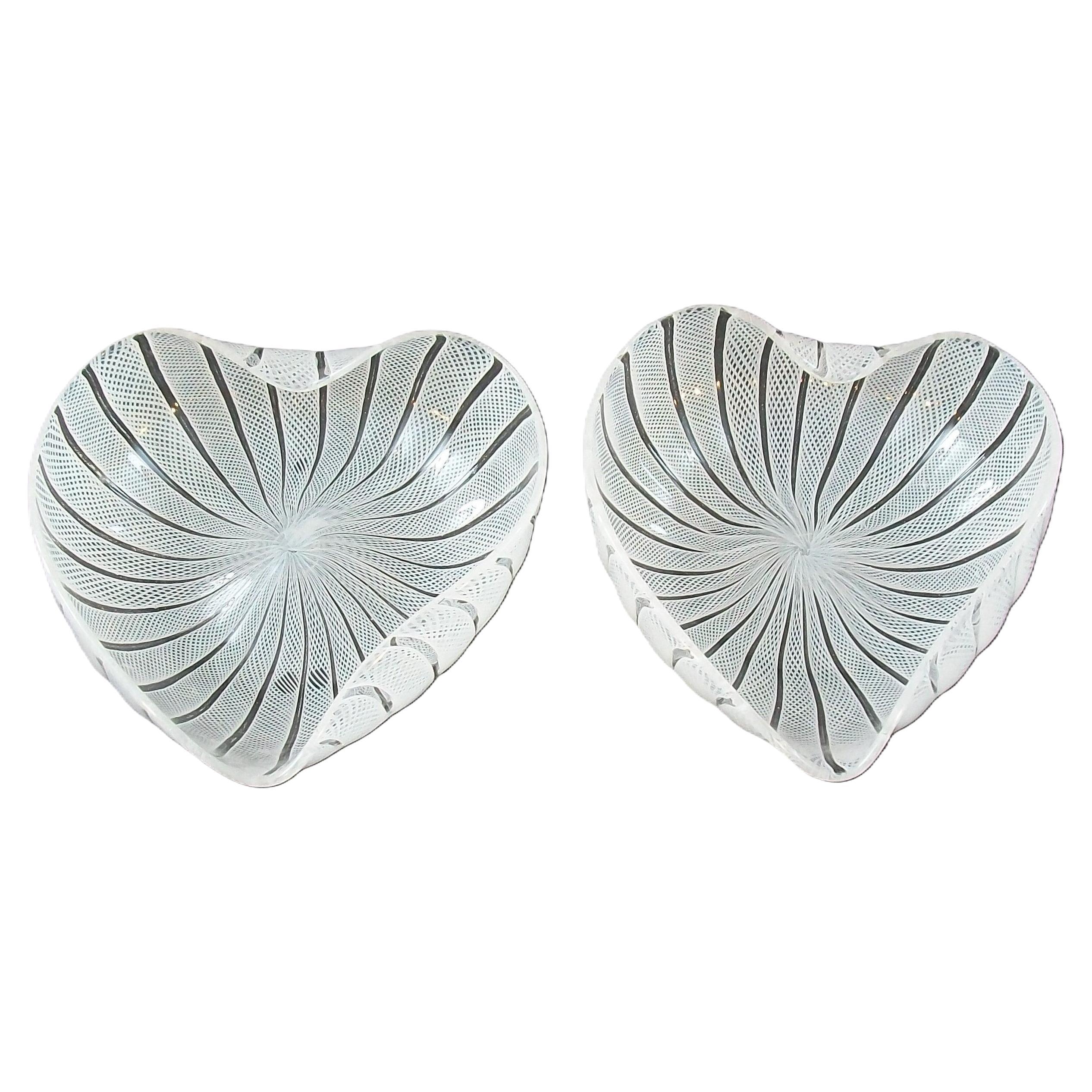 FRATELLI TOSO - Ciotole di Murano a forma di cuore in latticino bianco - Italia - CIRCA ANNI 50