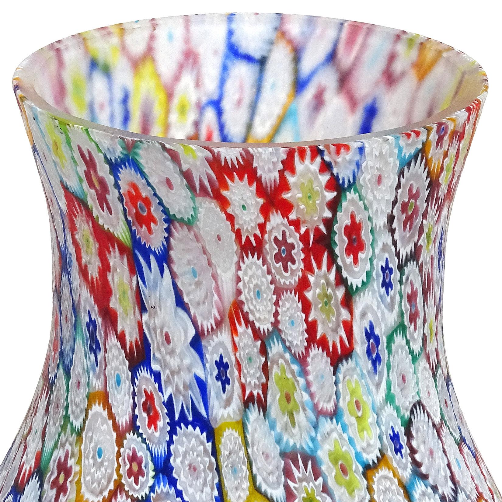 Italienische Murano-Blumenmosaik-Vase mit Fuß aus Mosaikglas von Fratelli Toso Millefiori im Zustand „Gut“ im Angebot in Kissimmee, FL