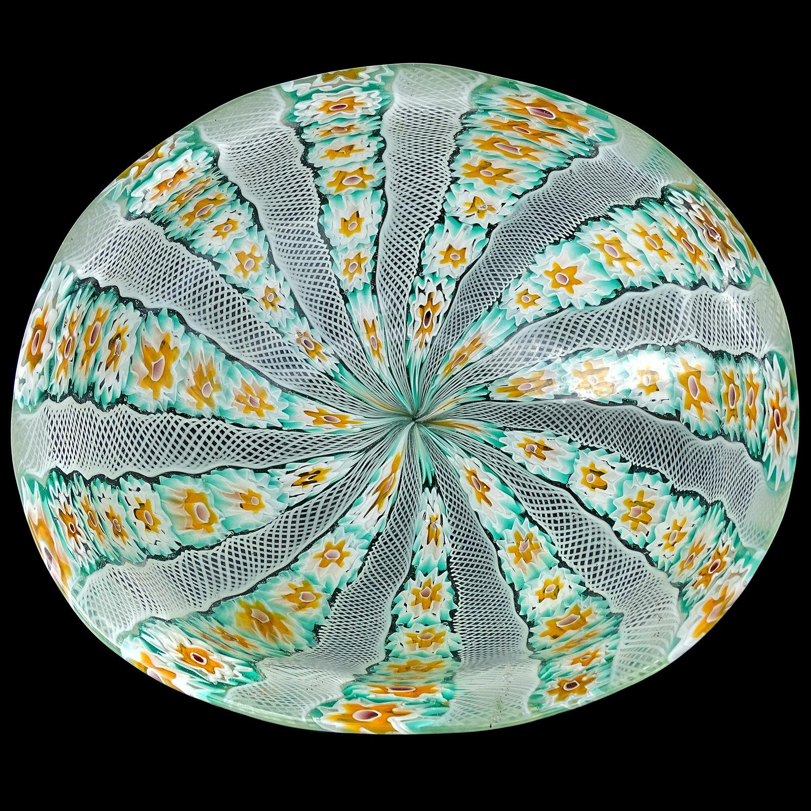 Mid-Century Modern Bol décoratif en verre d'art italien Fratelli Toso Murano Millefiori à rubans de fleurs en vente