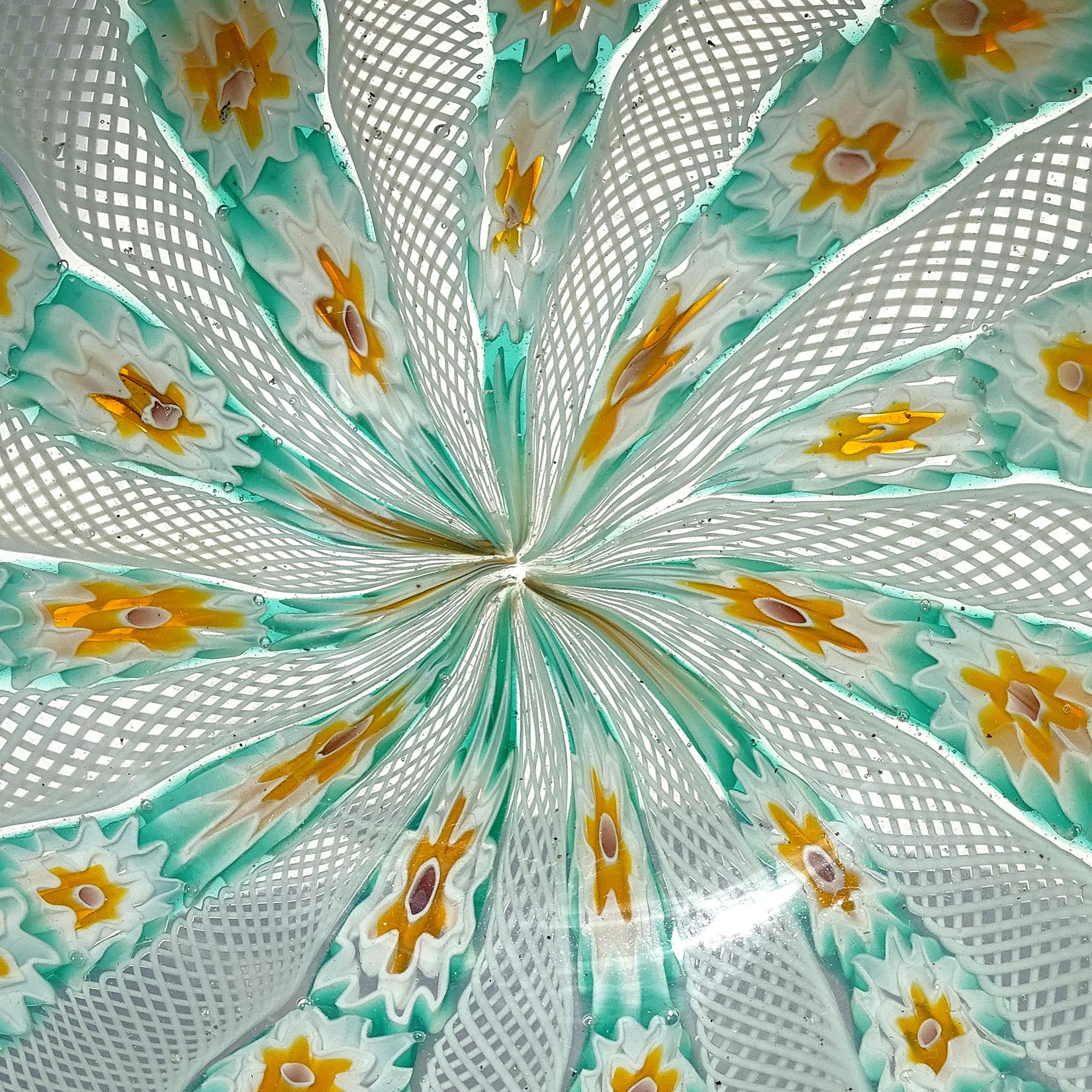 Dekorative Schale aus italienischem Murano-Kunstglas mit Blumenbändern von Fratelli Toso Millefiori (Glaskunst) im Angebot
