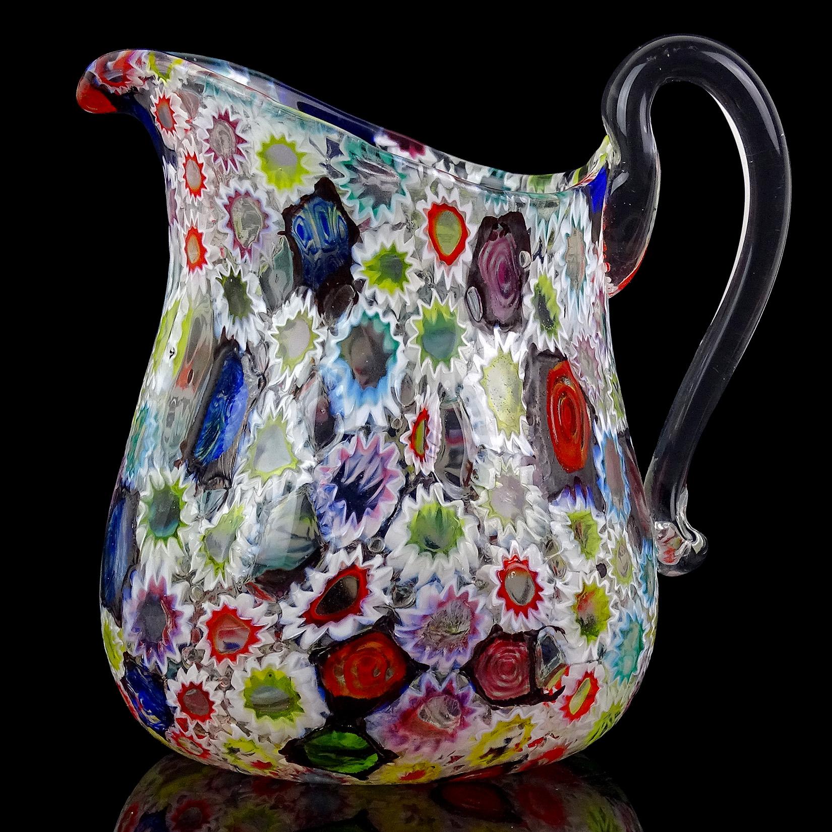Magnifique pichet / vase vintage en verre d'art italien soufflé à la main de Murano, mosaïque multicolore de fleurs et d'étoiles Millefiori. Documenté à la société Fratelli Toso. Le pichet a une grande bouche, avec une poignée épaisse en verre