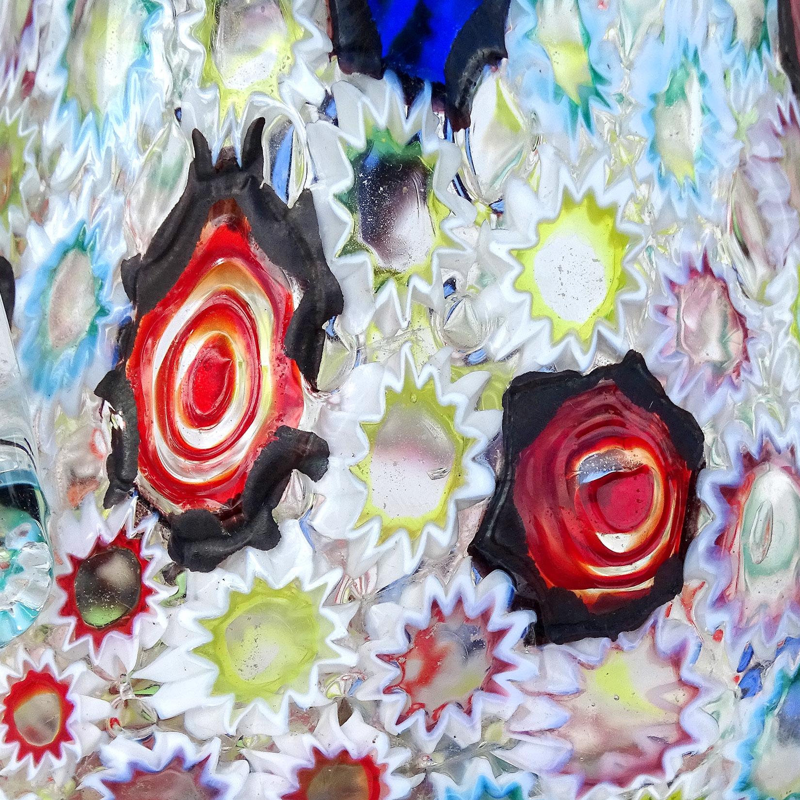 Italienischer Murano-Kunstglaskrug mit Blumen-Stern-Mosaik in Blumenform von Fratelli Toso Millefiori (Glas) im Angebot
