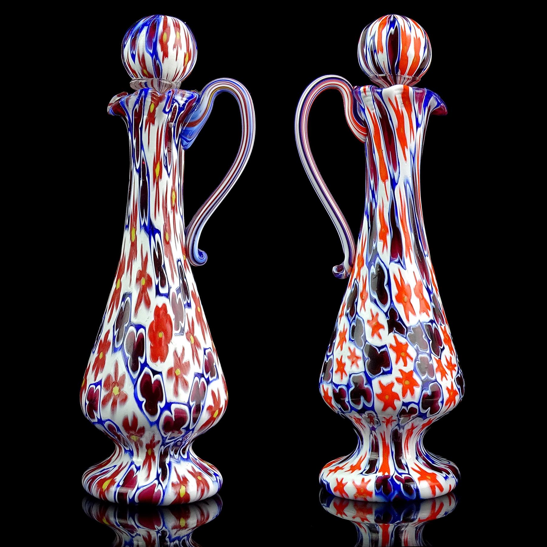 Prix par article (2 modèles différents disponibles). 
Magnifique vintage Murano soufflé à la main blanc, trèfles violets, rouge et orange Millefiori Murrina fleurs art italien verre mosaïque pichets / aiguières. Ils sont documentés à la société
