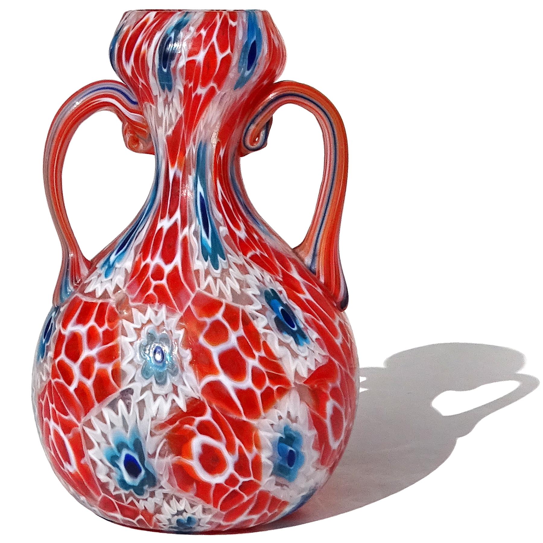 Schöne antike Murano mundgeblasenen millefiori Blume Mosaik italienische Kunst Glas dekorative Doppelgriff Schrank Vase. Dokumentiert für die Firma Fratelli Toso, ca. 1900-1920. Die Vase hat weiße Murrinenblüten mit blauen Zentren und