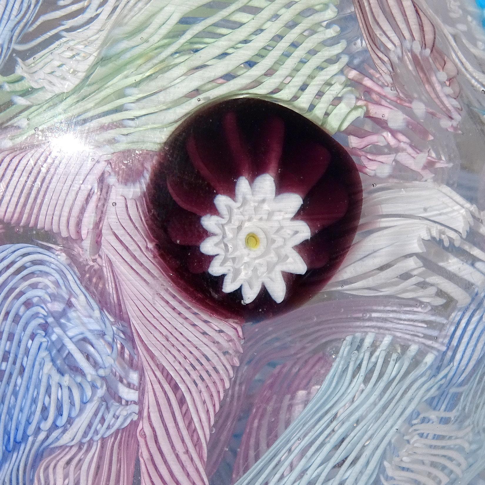 Mid-Century Modern Presse-papiers d'art italien Fratelli Toso Murano Millefiori fleurs rubans en vente