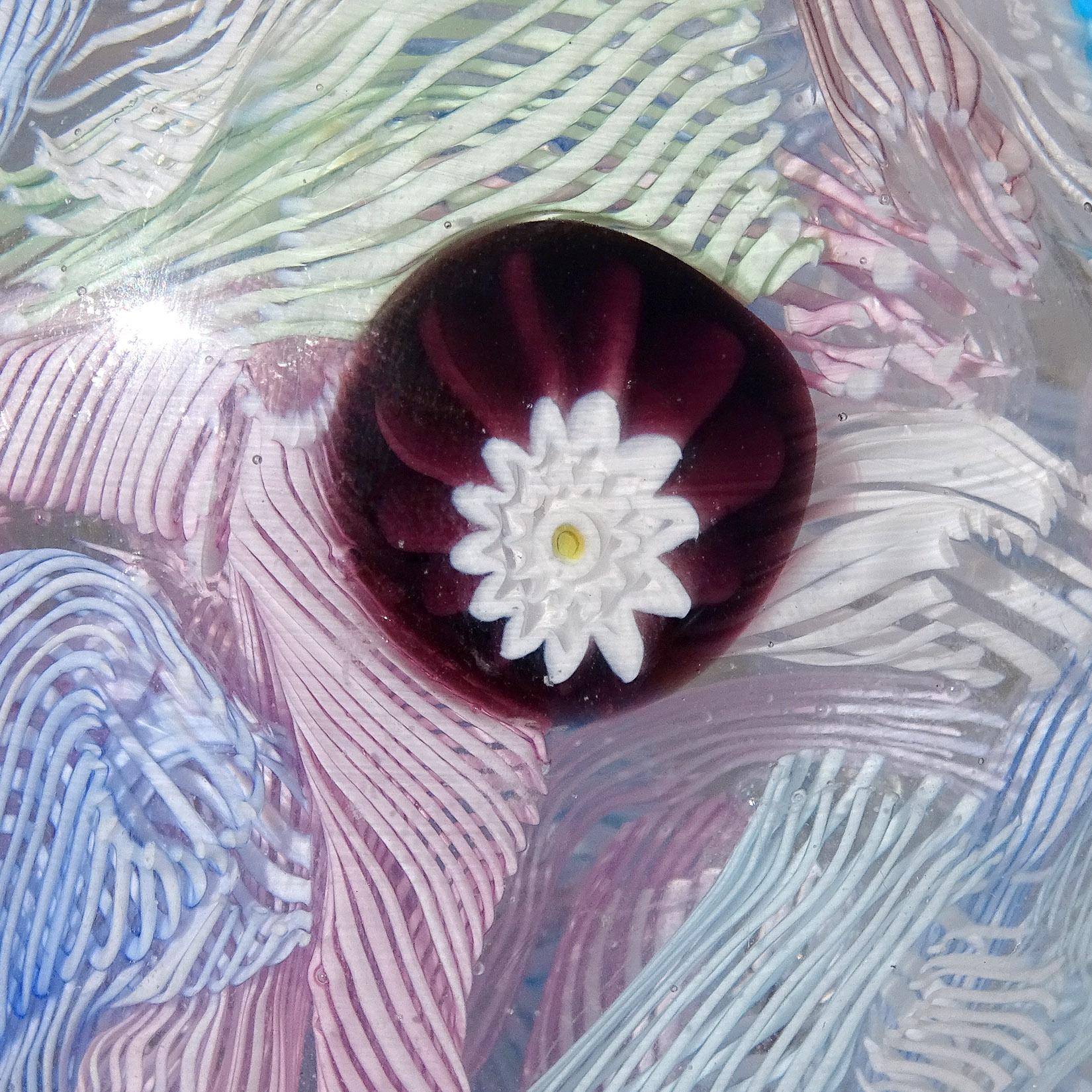 Papierbeschwerer aus italienischem Muranoglas mit Blumenbändern von Fratelli Toso Millefiori (Handgefertigt) im Angebot