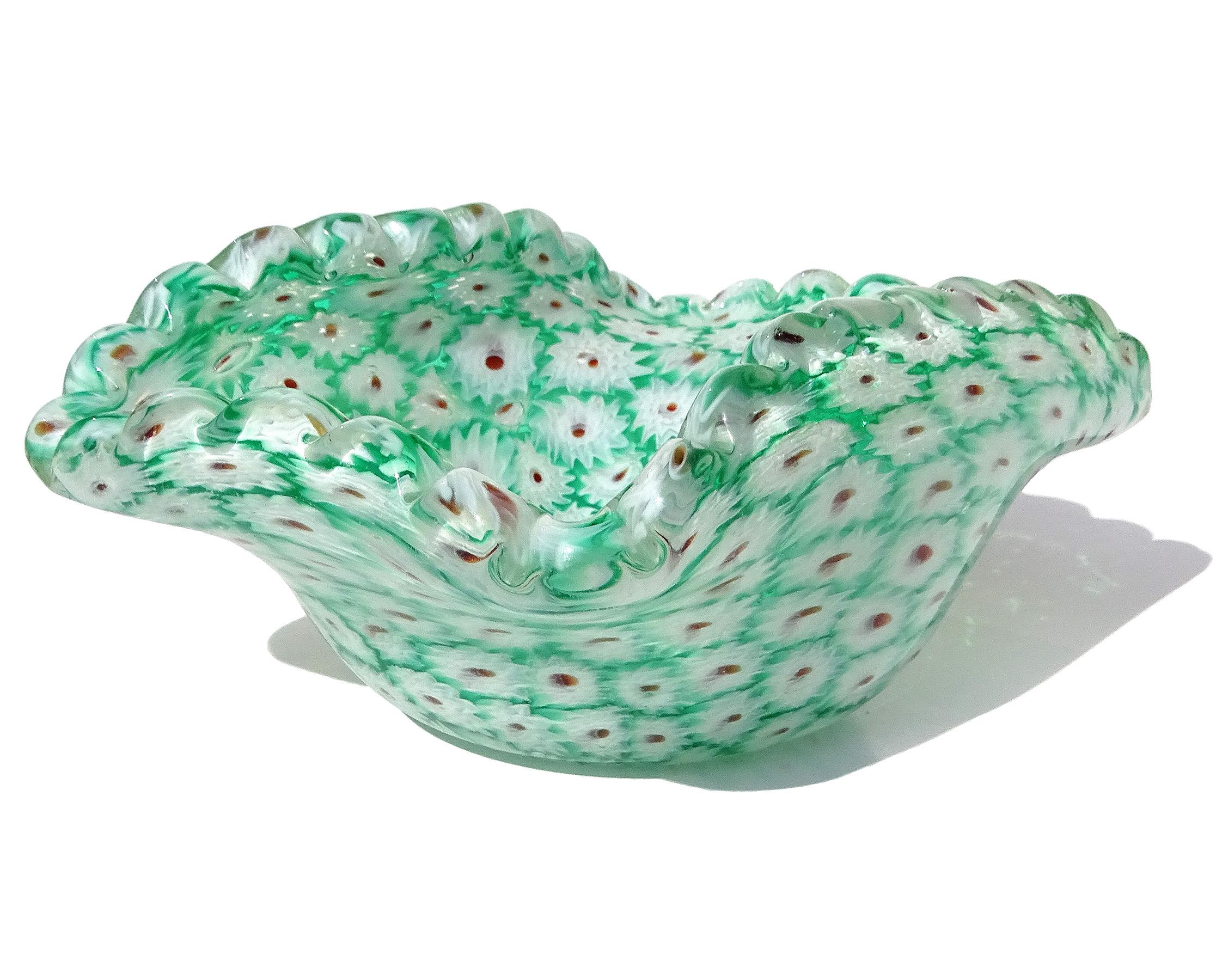 Fratelli Toso Tazón de Murano Millefiori Verde Mosaico de flores blancas de vidrio artístico italiano Moderno de mediados de siglo en venta