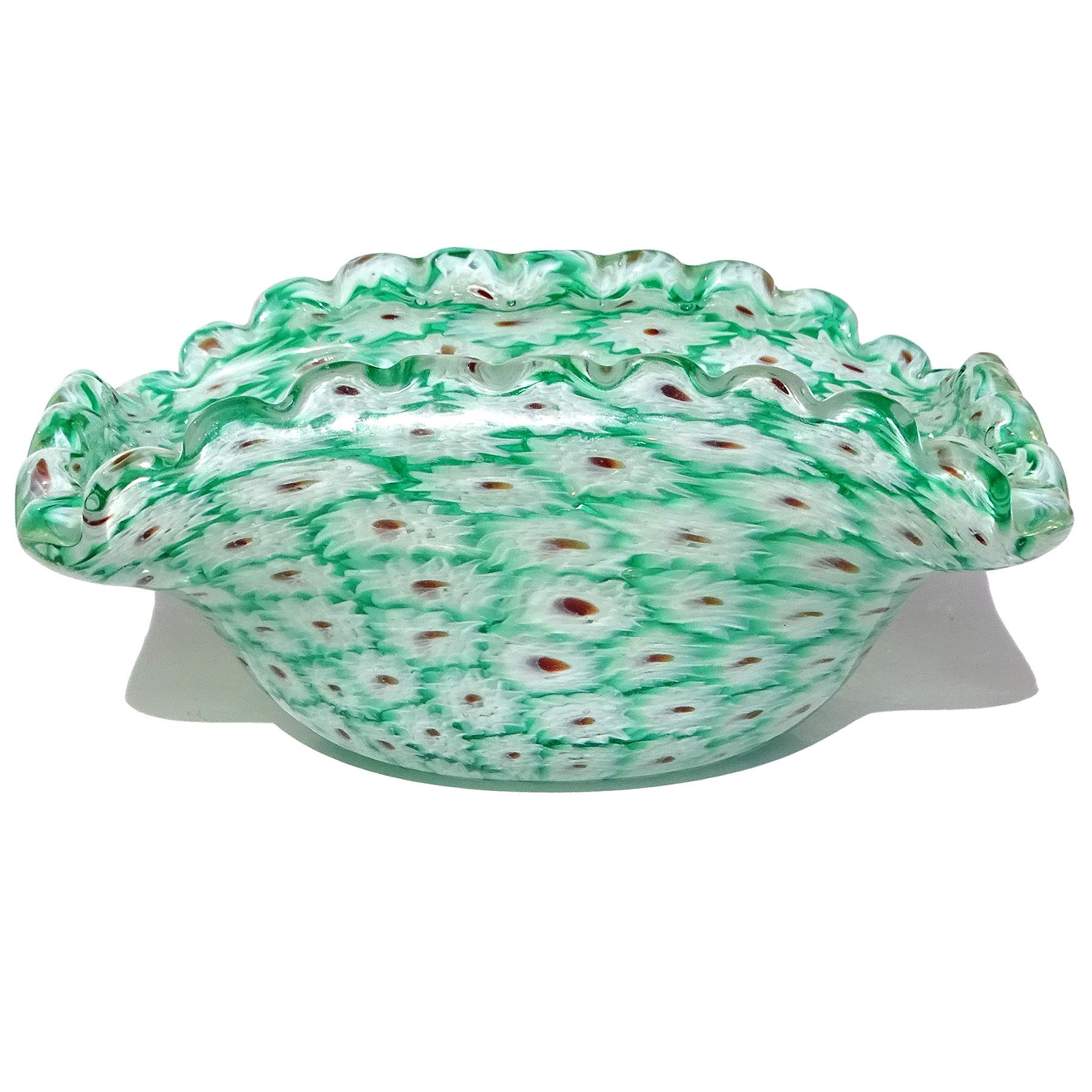Fratelli Toso Tazón de Murano Millefiori Verde Mosaico de flores blancas de vidrio artístico italiano Hecho a mano en venta