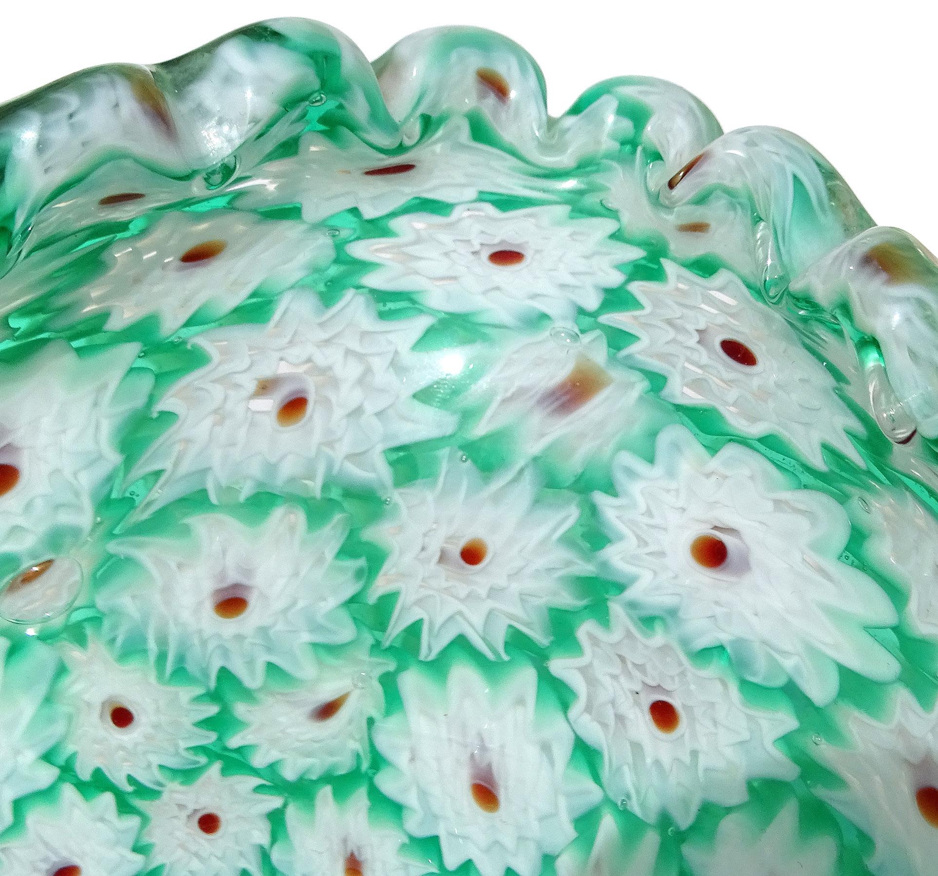 Fratelli Toso Tazón de Murano Millefiori Verde Mosaico de flores blancas de vidrio artístico italiano en Bueno estado para la venta en Kissimmee, FL