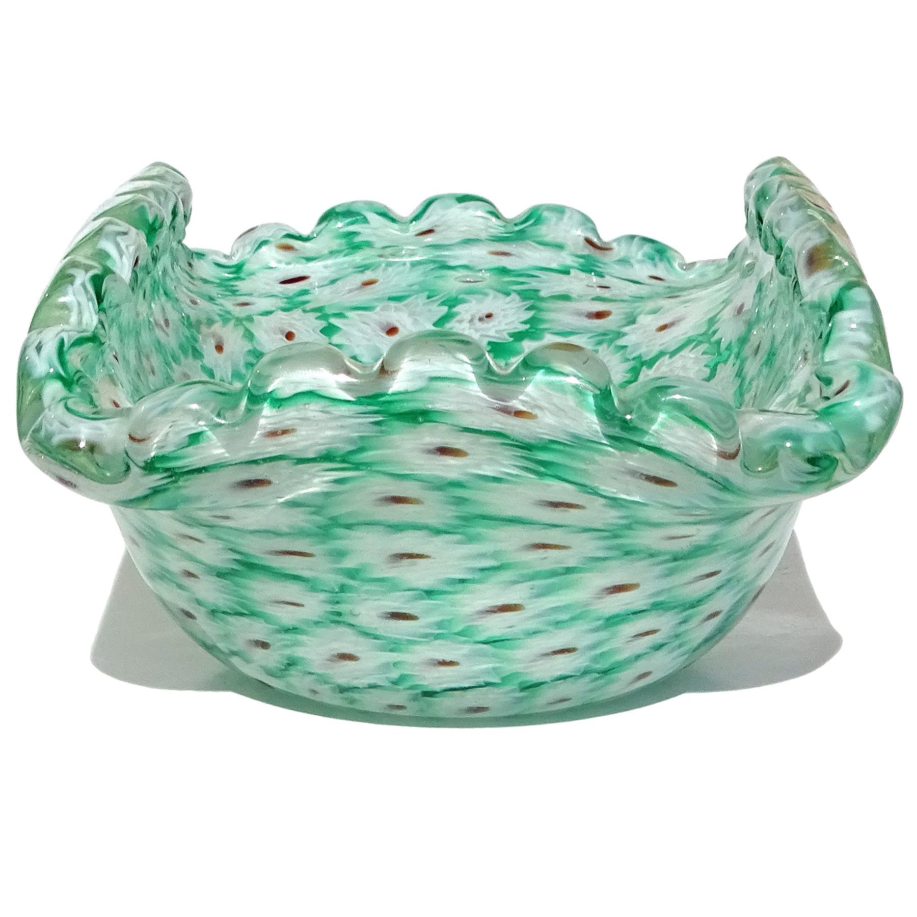Fratelli Toso Tazón de Murano Millefiori Verde Mosaico de flores blancas de vidrio artístico italiano siglo XX en venta