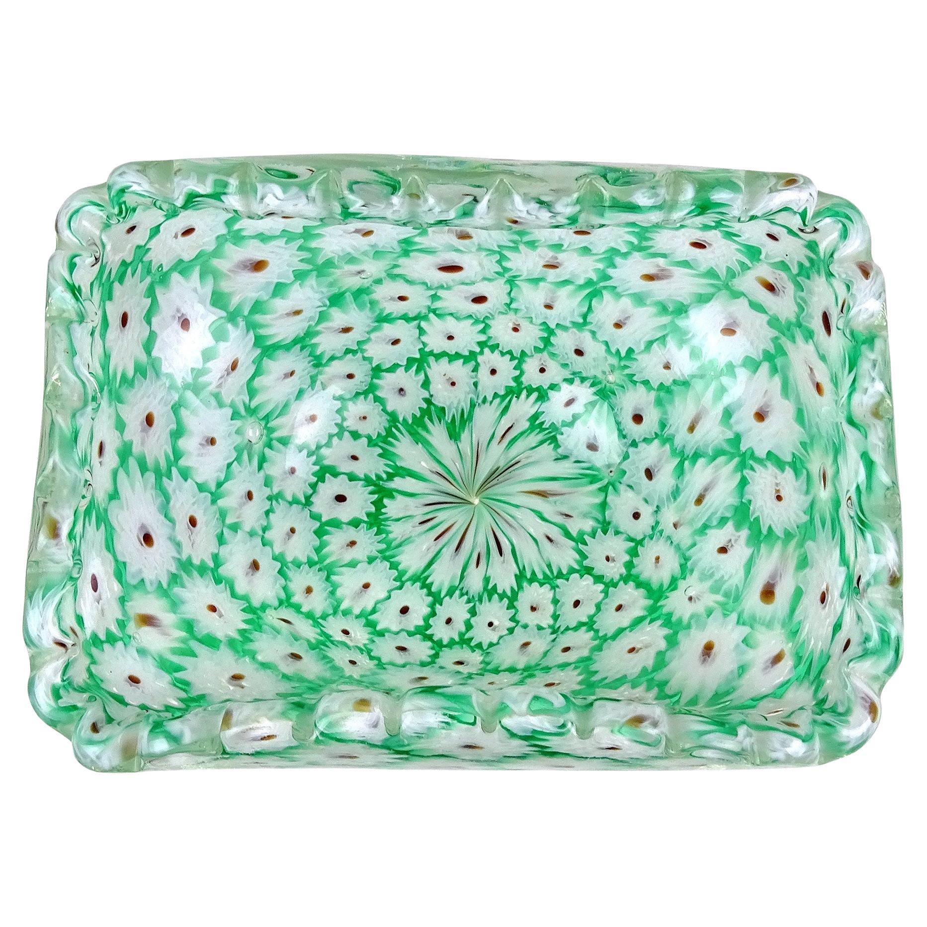 Fratelli Toso Tazón de Murano Millefiori Verde Mosaico de flores blancas de vidrio artístico italiano en venta
