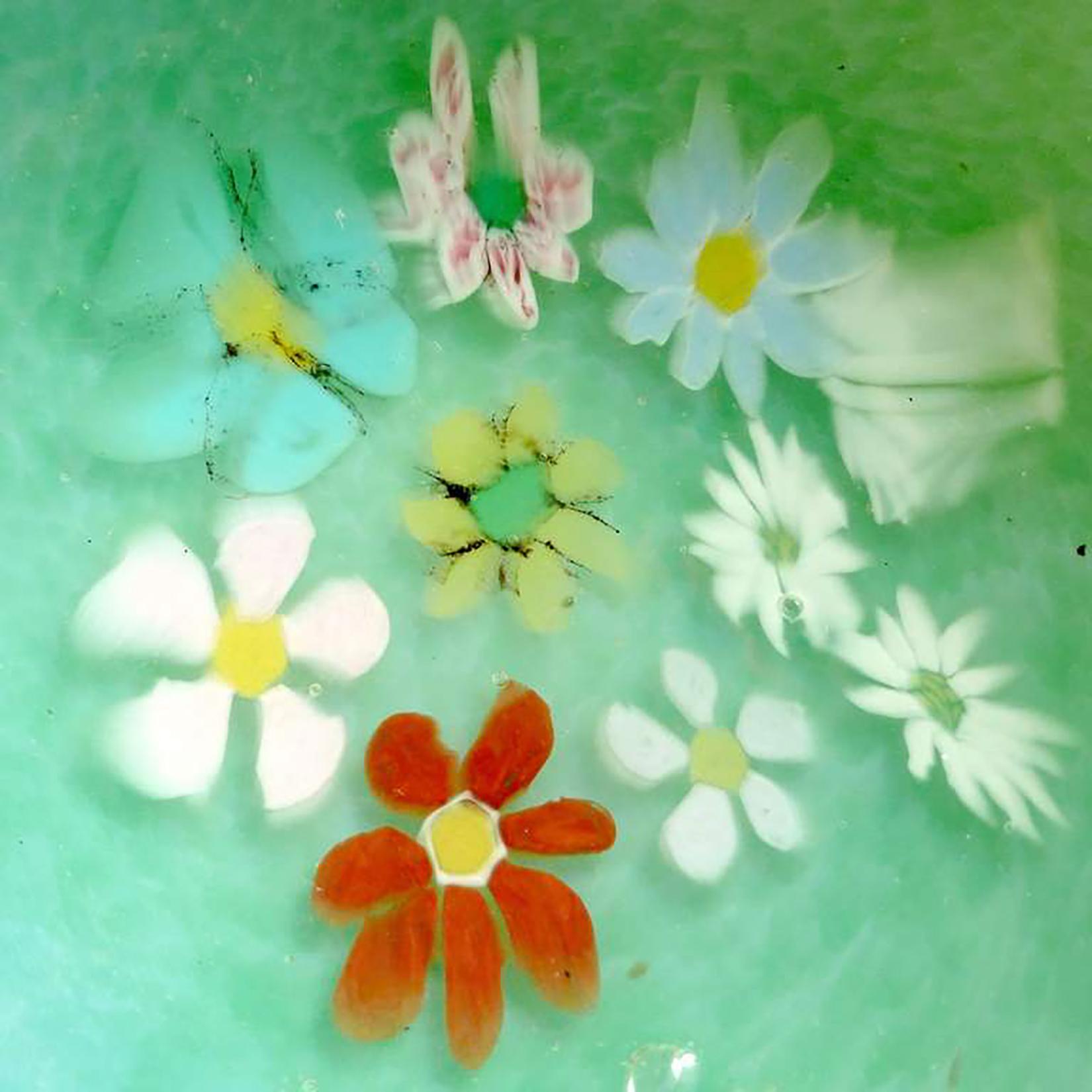 Vintage Murano, verre d'art italien opalescent vert et blanc soufflé à la main, en forme de feuille de trèfle ou d'orchidée avec décor de fleurs. La pièce est documentée à la société Fratelli Toso. La couleur du bol est faite de petits points de