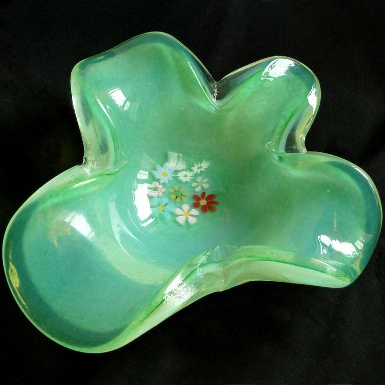 Mid-Century Modern Fratelli Toso Murano Millefiori Green White Opalescent Italian Art Glass Bowl (bol en verre d'art italien) en vente