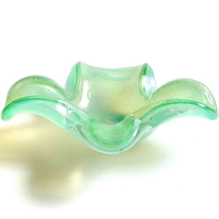 Fait main Fratelli Toso Murano Millefiori Green White Opalescent Italian Art Glass Bowl (bol en verre d'art italien) en vente