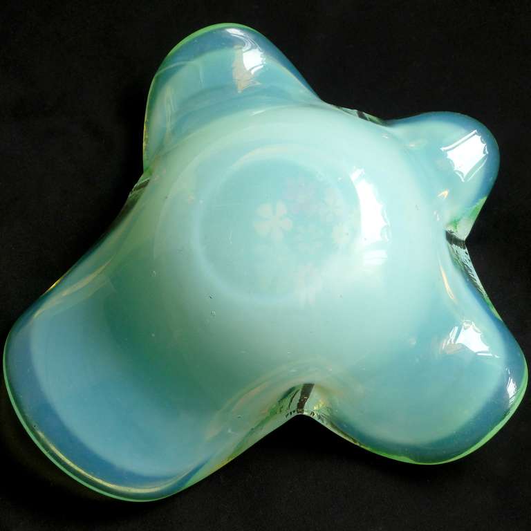 Fratelli Toso Murano Millefiori Green White Opalescent Italian Art Glass Bowl In Good Condition For Sale In Kissimmee, FL