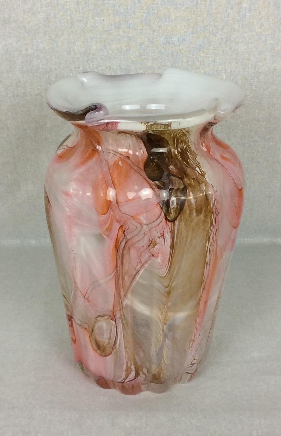 Schöne Fratelli Toso Murano mundgeblasenen italienischen Kunstglas skulpturalen Blumenvase. Das Stück hat gezogene Glasstücke im ganzen Körper:: mit sehr lebendigen Farben. 

Ein schönes Sammlerstück. Maße: 9 7/8