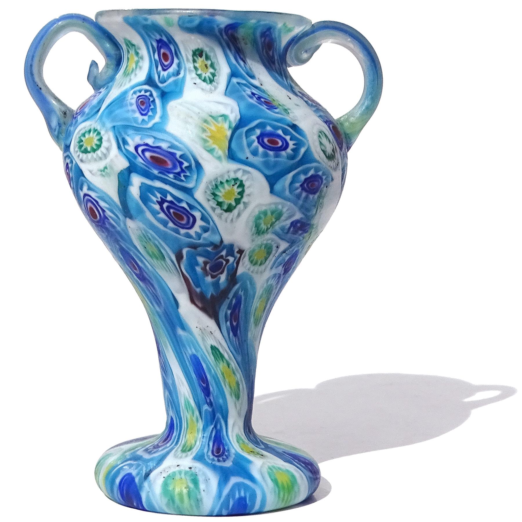Schöne antike Murano mundgeblasen blau, grün und weiß Millefiori Murrina Blume Mosaik italienische Kunst Glas dekorative Vase. Dokumentiert für die Firma Fratelli Toso, ca. 1900-1920. Die Vase hat einen doppelten Henkel, einen bauchigen Deckel und
