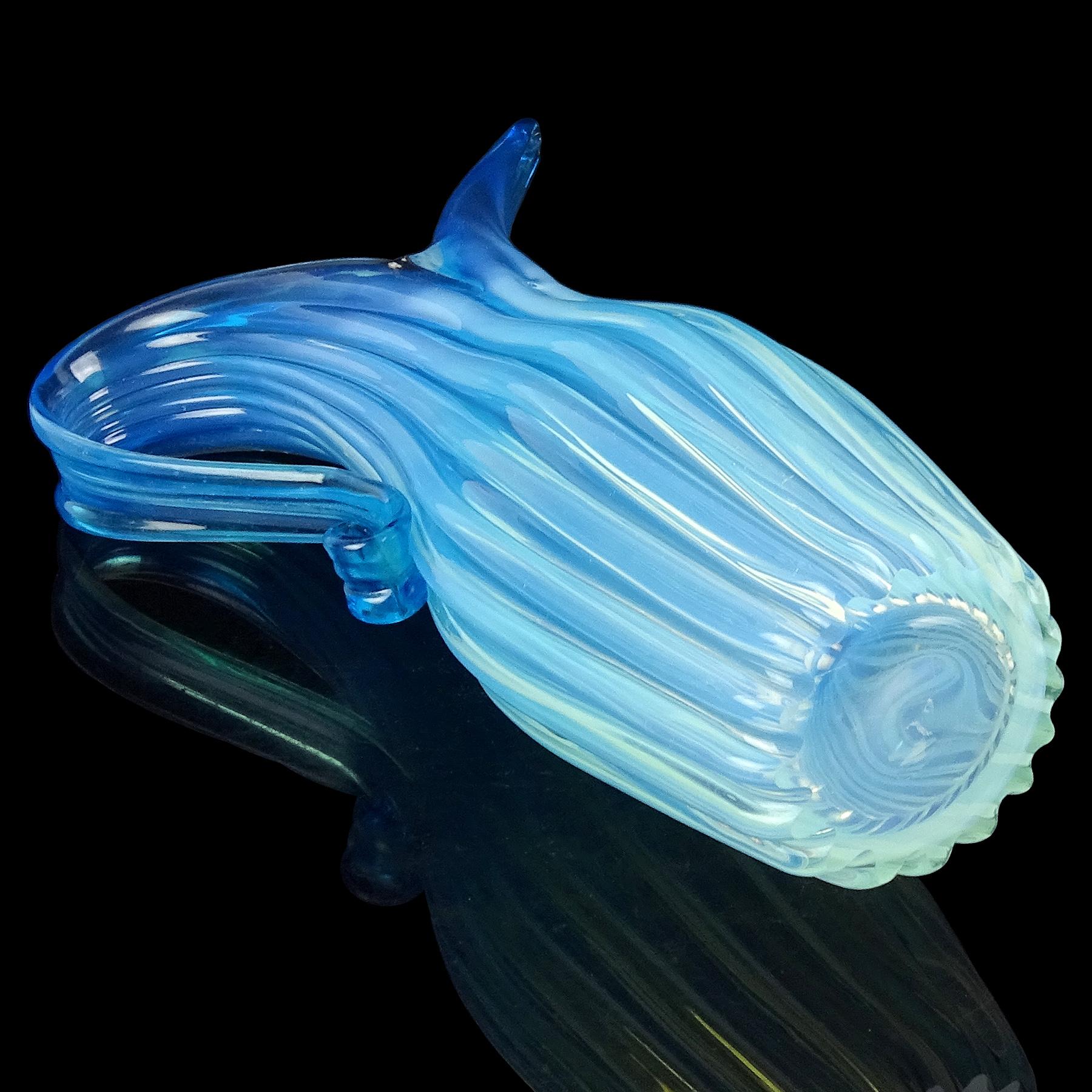 Vaso brocca in vetro artistico a coste di Murano Fratelli Toso, blu opalescente e sbiadito in vendita 2