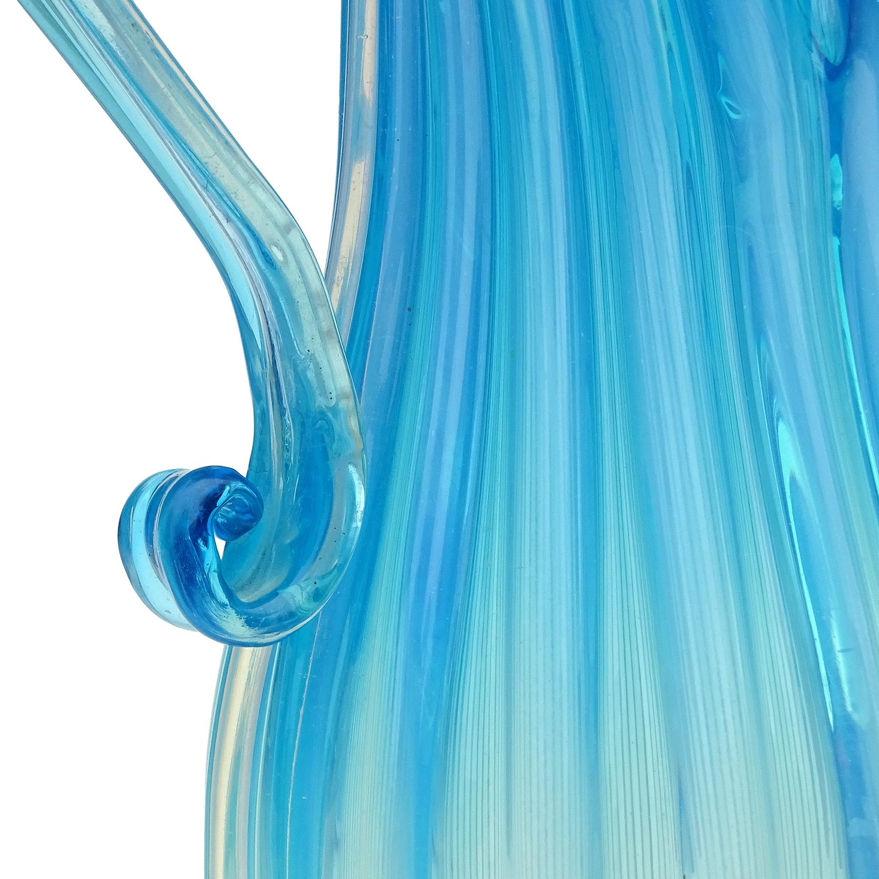 Vaso brocca in vetro artistico a coste di Murano Fratelli Toso, blu opalescente e sbiadito in vendita 1
