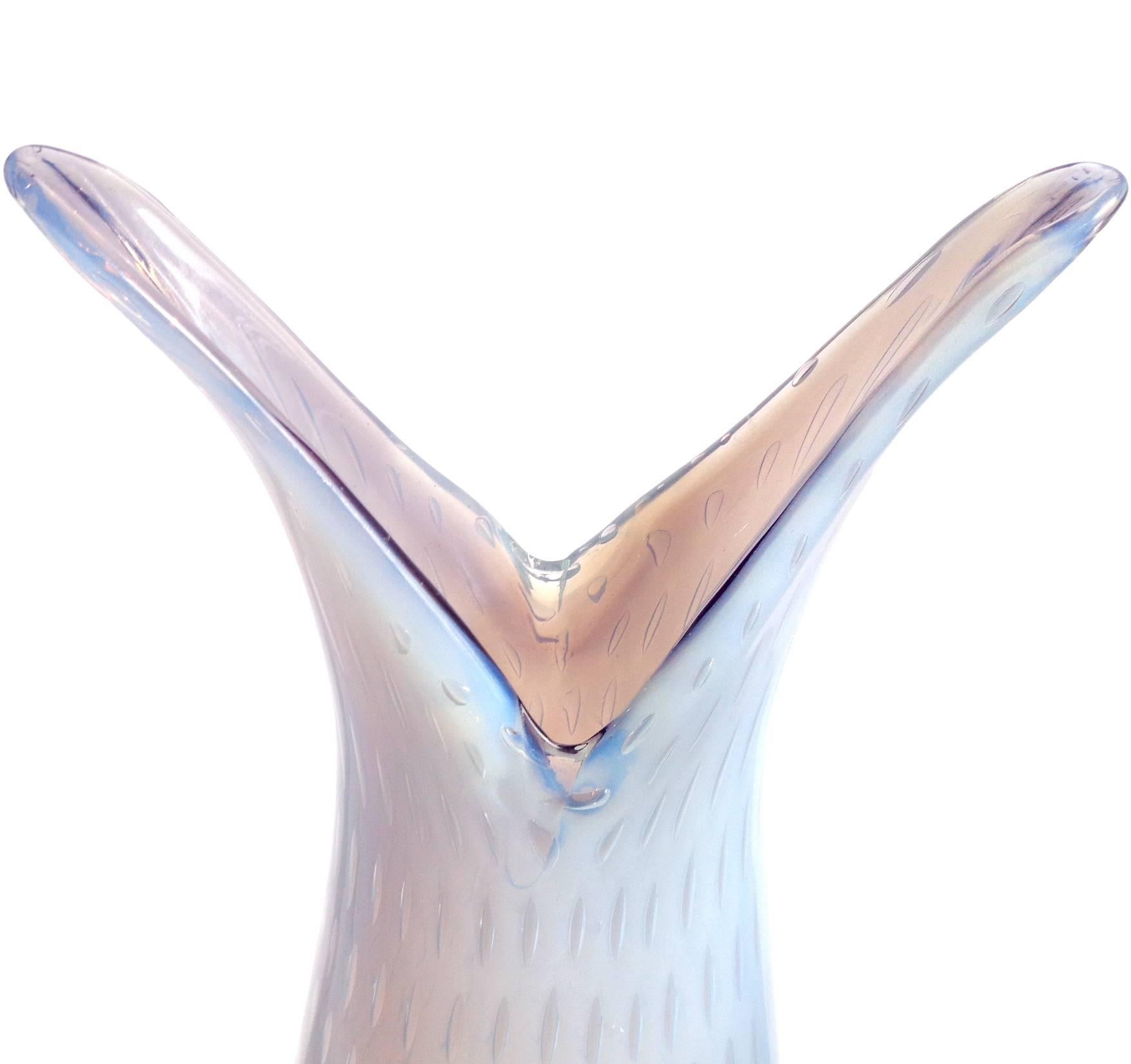 Magnifique vase d'art italien en verre soufflé à la main de Murano, opalescent, violet clair / lavande et bulles contrôlées. Documenté à la société Fratelli Toso. La couleur extérieure du vase change en fonction de la lumière, passant d'une couleur