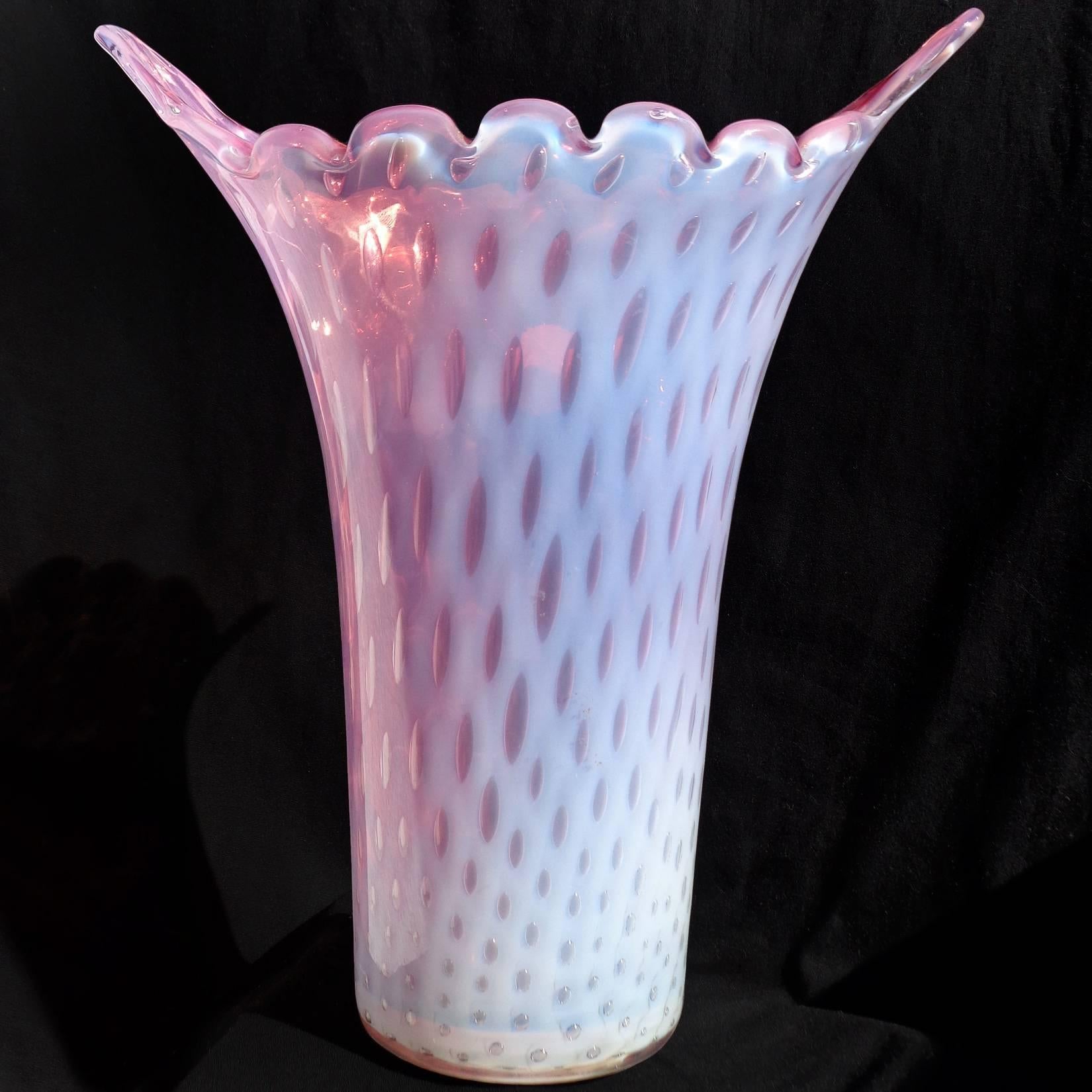 Bellissimo vaso vintage di Murano soffiato a mano in vetro artistico italiano opalescente rosa e a bolle controllate. Documentato alla ditta Fratelli Toso. Il colore opalino esterno del vaso cambia a seconda della luce, dal rosa chiaro a un colore