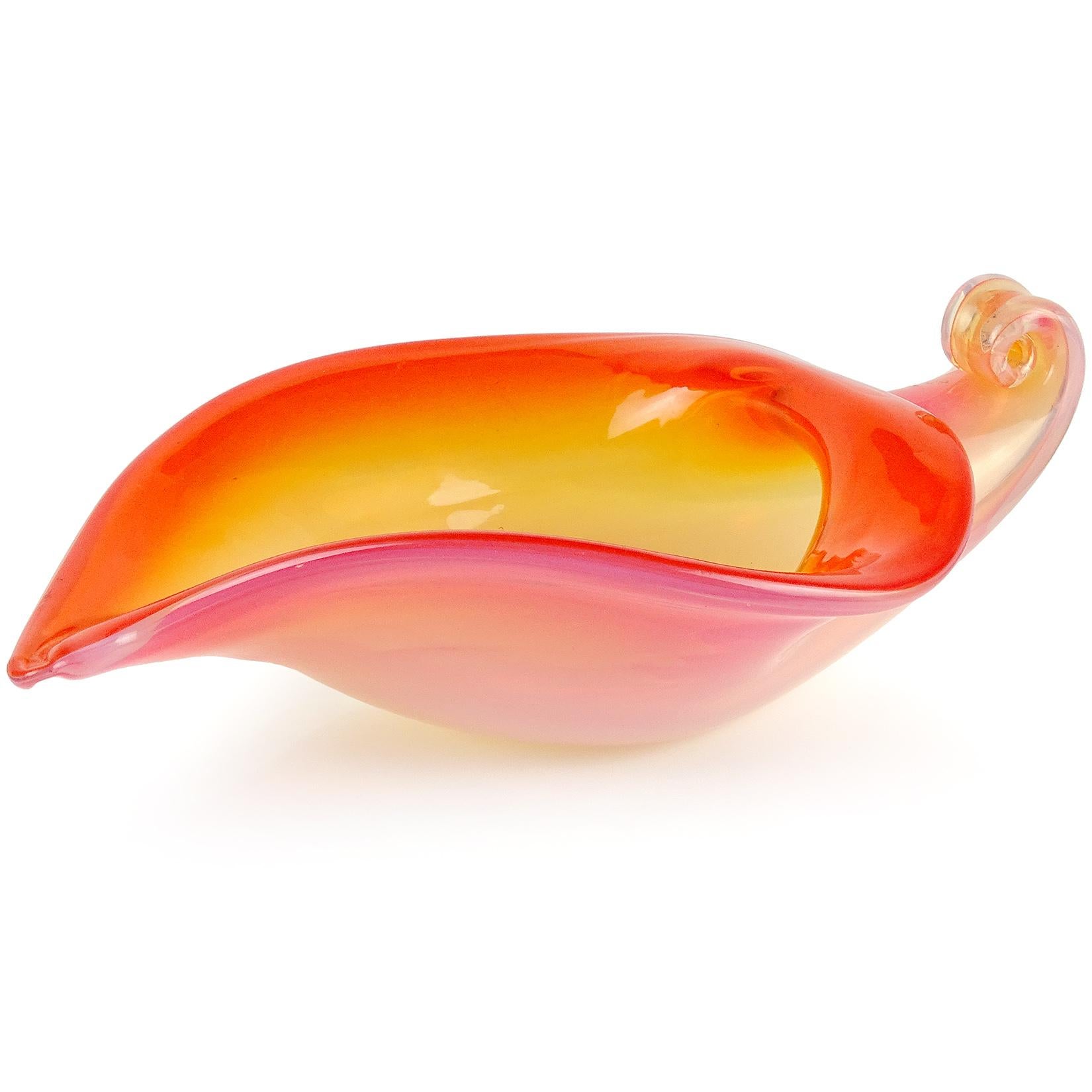 Schöne Vintage Murano mundgeblasen Sommerso orange und weiß Opal italienischen Kunstglas Muschel / Horn of plenty Schale. Wird der Firma Fratelli Toso zugeschrieben. Die Schale ist an einem Ende mit einer Schnecke verziert, die als Henkel verwendet