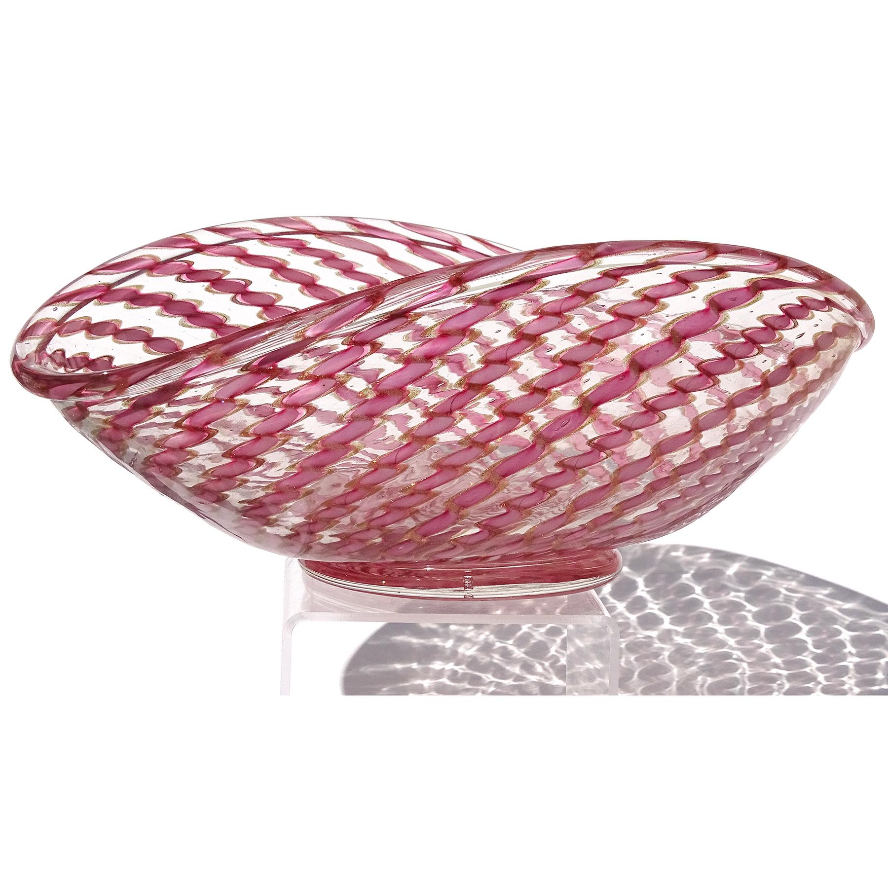 Magnifique et grande coupe de centre de table en verre soufflé à la main de Murano, rose et rubans d'aventurine. Documenté à la société Fratelli Toso. Le bol est fait de rubans tordus de mouchetures d'aventurine rose et cuivre. Il a une forme ovale,