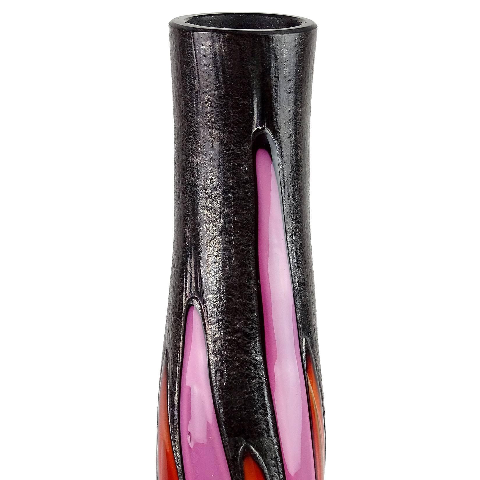 Schöne und sehr seltene Murano mundgeblasenen rosa und roten orangefarbenen Flecken auf schwarzer Oberfläche italienische Kunst Glas Dekanter. Dokumentiert für den Designer Ermanno Toso für die Firma Fratelli Toso. Das Design ist in vielen Büchern