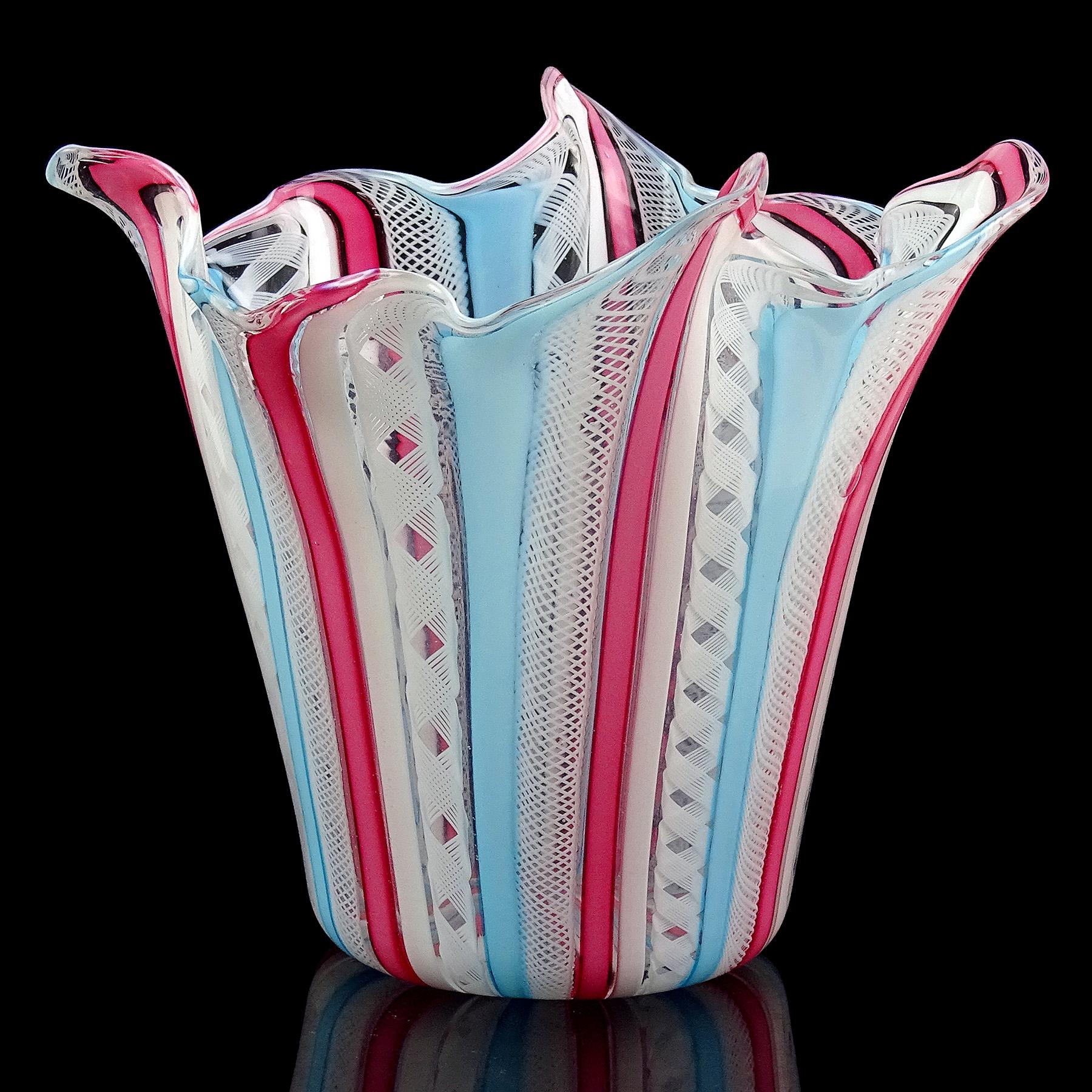 Gorgeous Vintage Murano mundgeblasen rosa, himmelblau und weißen Bändern italienische Kunst Glas Taschentuch / Fazzoletto Vase. Dokumentiert auf die Firma Fratelli Toso, mit teilweise noch angebrachtem blau-silbernem Originaletikett. Das