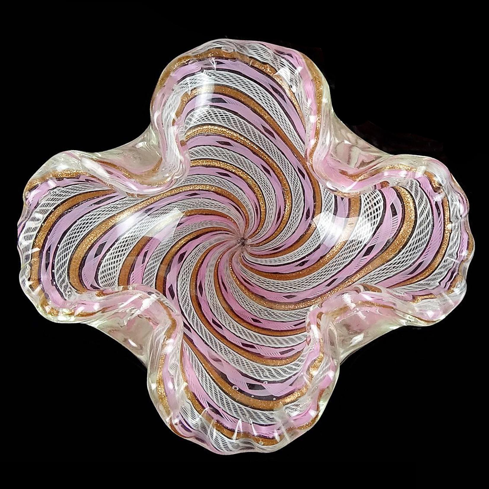 Precioso cuenco decorativo vintage de cristal artístico italiano de Murano soplado a mano con cintas retorcidas de aventurina rosa, blanca y cobre. Está documentado a la empresa Fratelli Toso, con diseños similares publicados en muchos libros de
