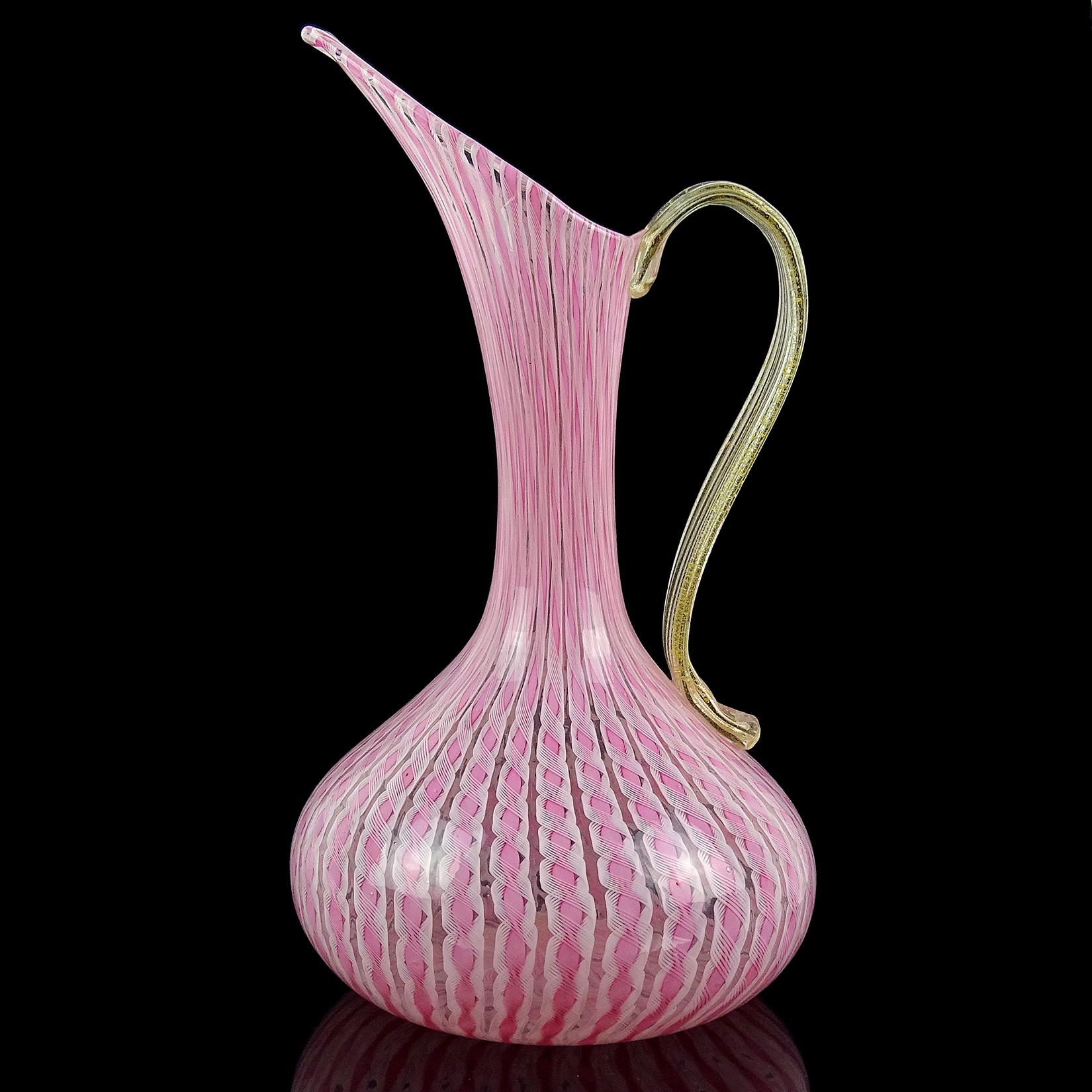Bellissima e grande brocca/vaso vintage in vetro artistico italiano di Murano soffiato a mano con nastri bianchi e rosa. Documentato all'azienda Fratelli Toso, con etichetta originale 