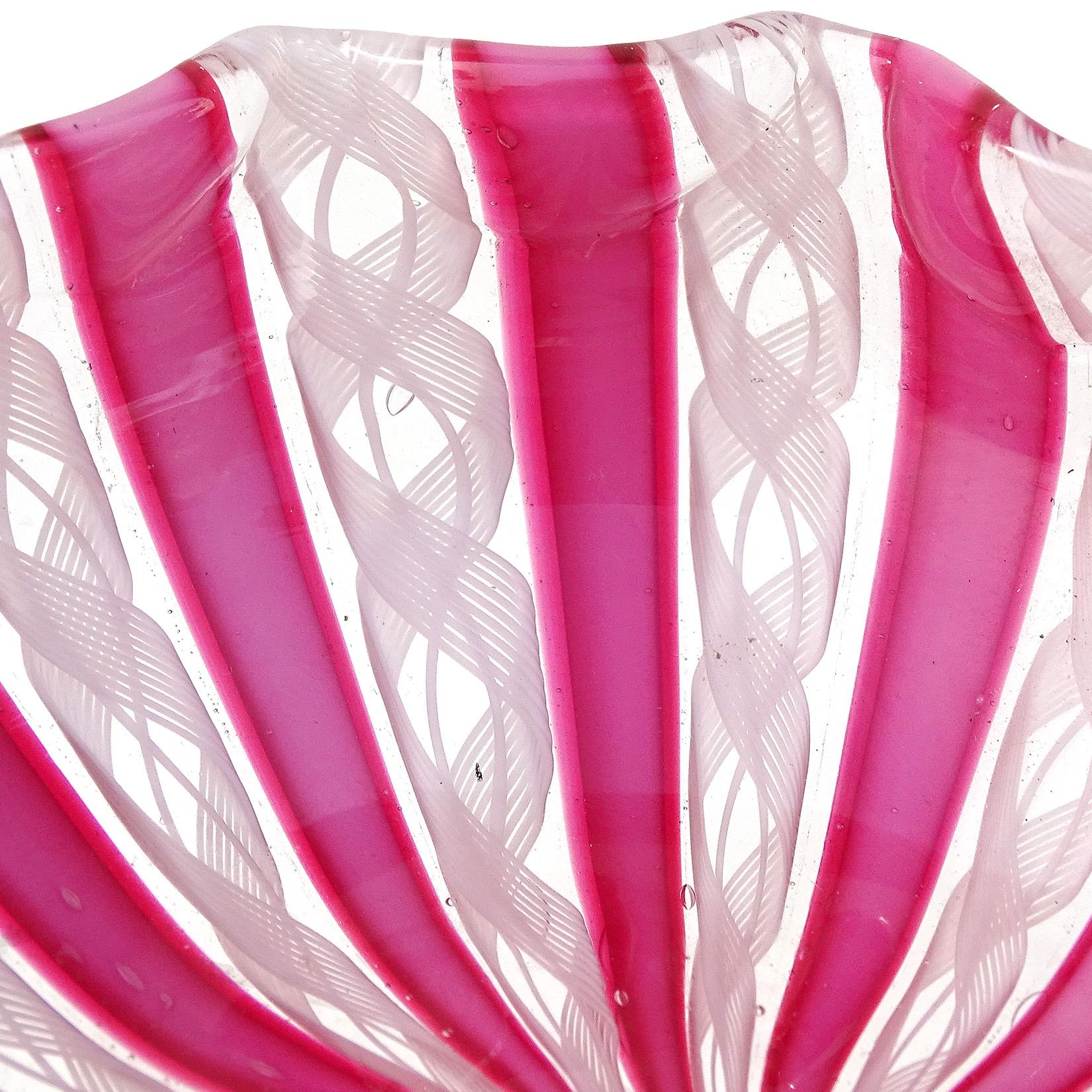 Magnifique bol / vide-poche vintage en verre d'art italien soufflé à la main de Murano, rose foncé et blanc, avec des rubans décoratifs à bord festonné. Attribué à la société Fratelli Toso. Créé avec des pièces 