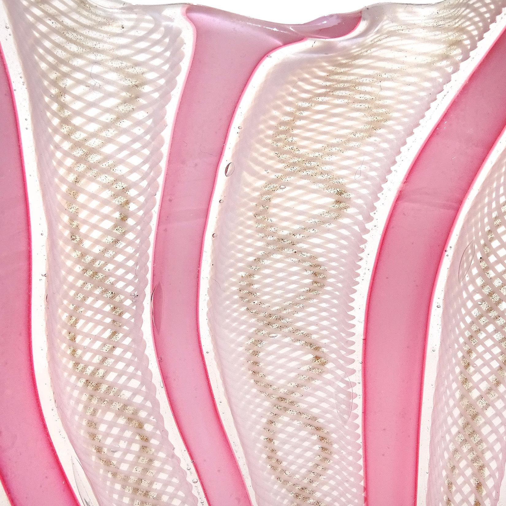 Italienische Fazzoletto-Blumenvase aus Murano-Kunstglas mit rosa-weißen Bändern von Fratelli Toso im Zustand „Gut“ im Angebot in Kissimmee, FL