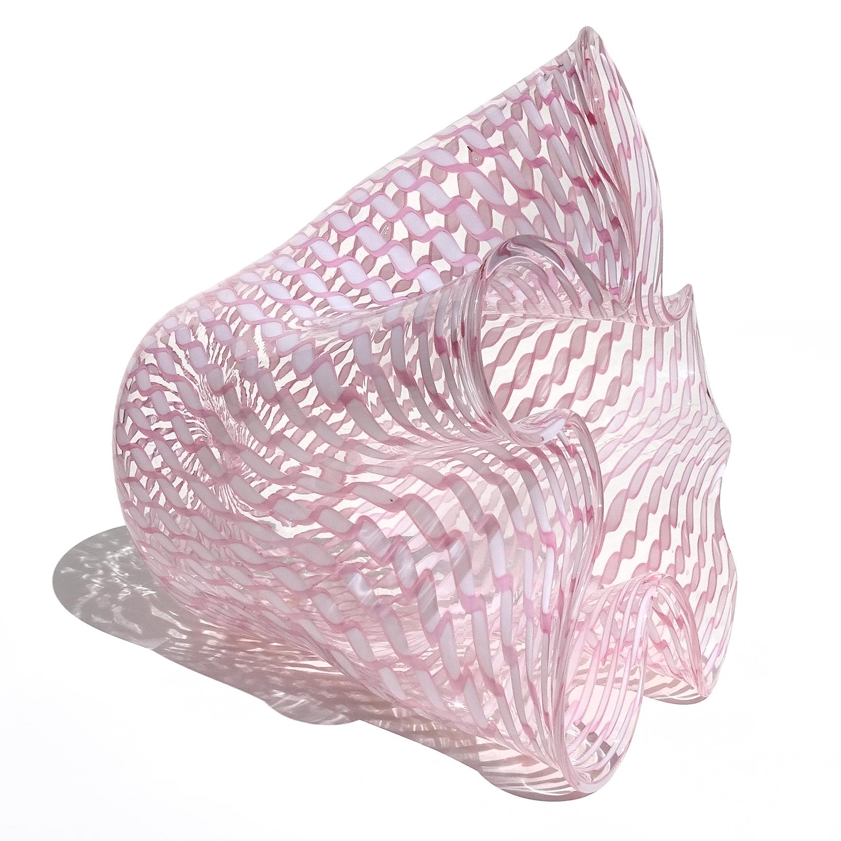 Italienische Fazzoletto-Blumenvase aus Murano-Kunstglas mit rosa-weißen Bändern von Fratelli Toso im Angebot 2