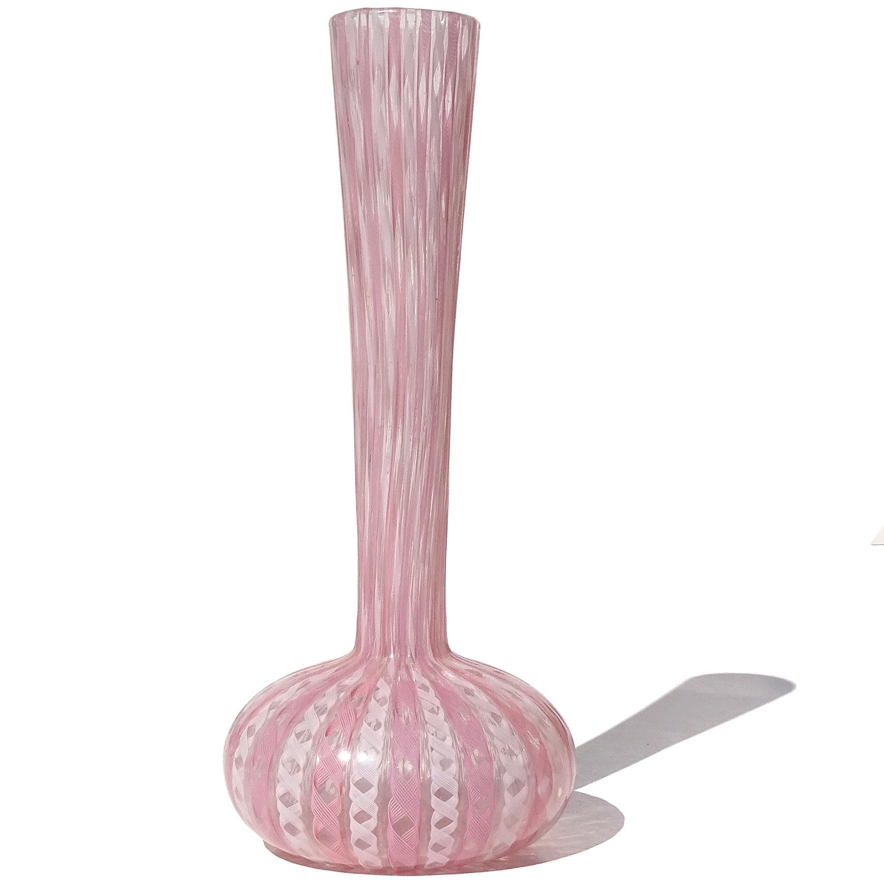 Vintage Murano soufflé à la main rose et blanc rubans verre d'art italien soliflores vase de fleurs. La pièce est documentée à la société Fratelli Toso. Le vase est composé de doubles rubans 