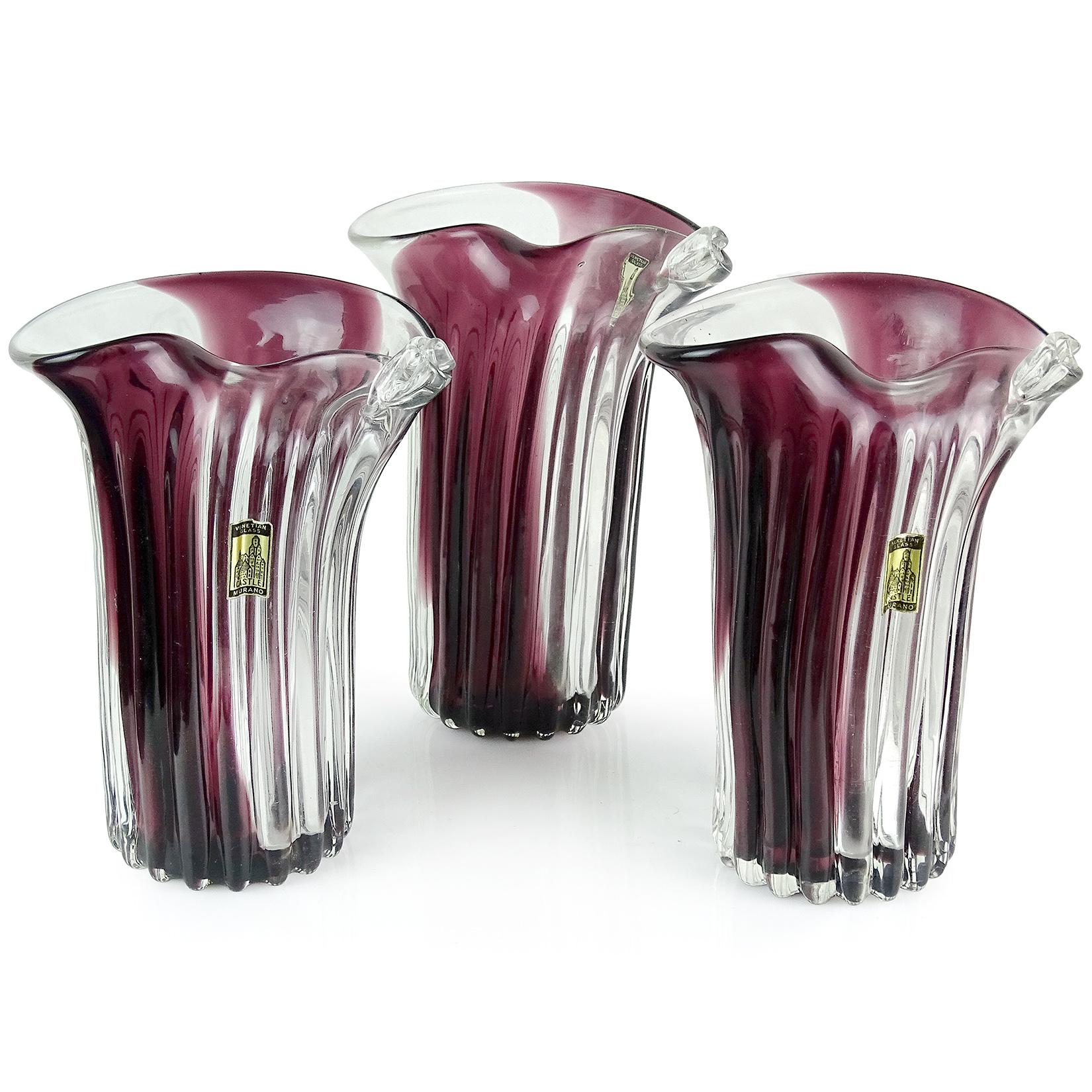 Prix par article (3 disponibles comme illustré). 
Magnifiques vases à fleurs en verre d'art italien vintage soufflé à la main à Murano, avec des panneaux à rayures violettes et un motif nervuré. Documenté à la société Fratelli Toso. Design/One