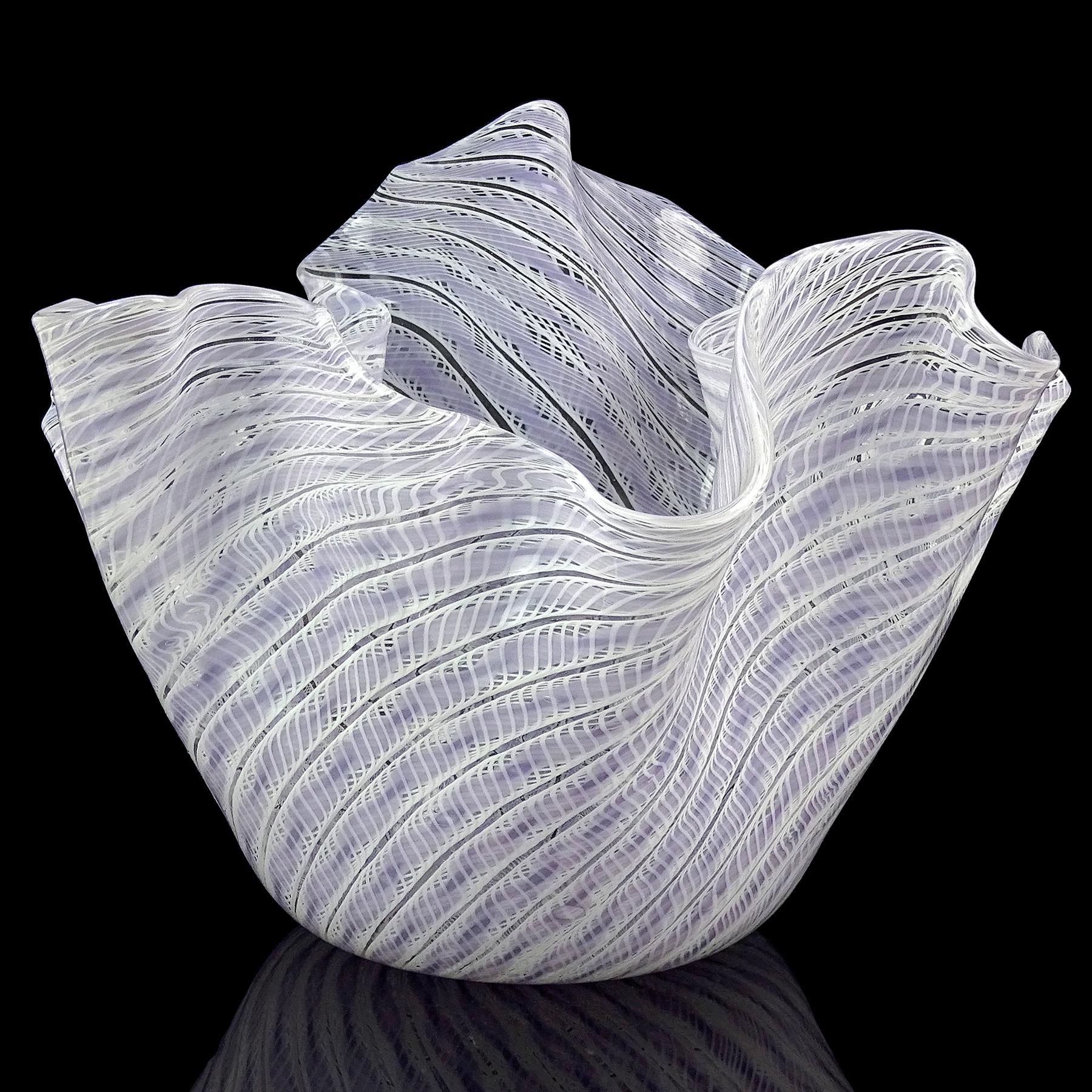 Schöne, und große, Vintage Murano mundgeblasen weichen grau-lavendel lila und weiß Zanfirico Bänder italienische Kunst Glas skulpturale Taschentuch / fazzoletto Blumenvase. Dokumentiert bei der Firma Fratelli Toso. Die Vase hat eine sehr