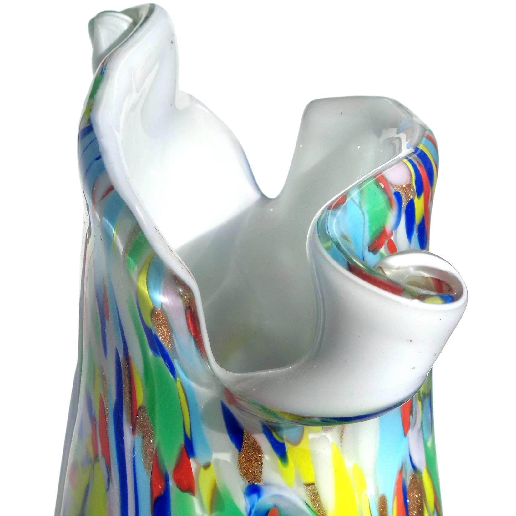 Schöne und große, Vintage Murano mundgeblasenen Regenbogen Farbe wirbelt über weiße italienische Kunst Glas Blumenvase mit Schere geschnitten Rand. Die Vase ist für die Firma Fratelli Toso dokumentiert. Erstellt im Design 