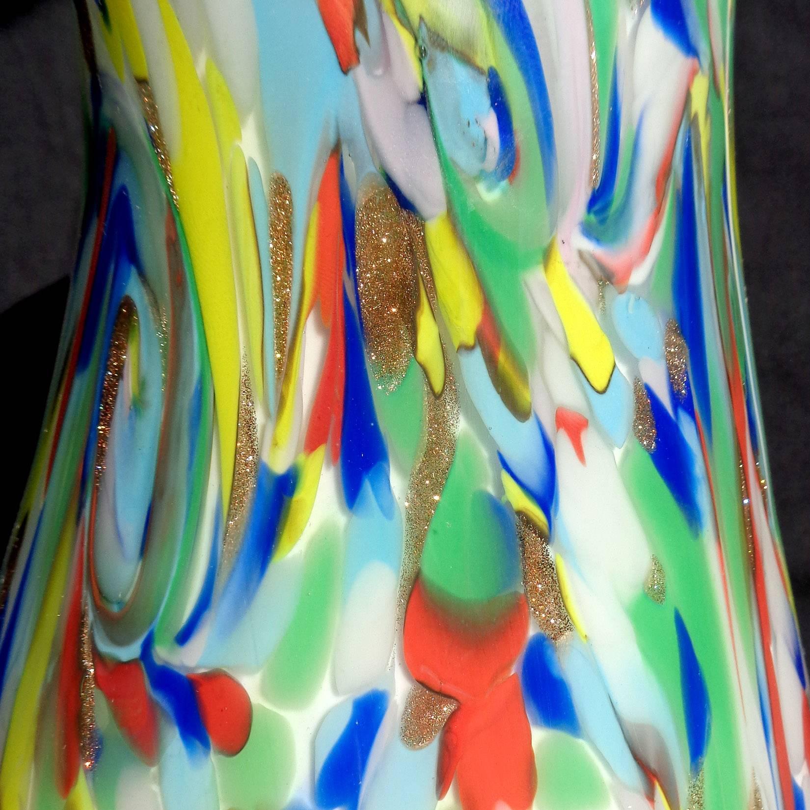 Italienische Blumenvase aus Murano-Kunstglas mit gedrehtem Rand in Regenbogen-Farbe von Fratelli Toso (Moderne der Mitte des Jahrhunderts) im Angebot