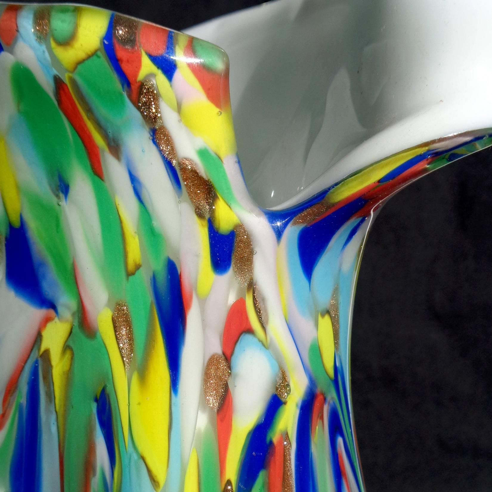 Fait main Fratelli Toso Murano - Vase en verre d'art italien à bord torsadé et à fleurs en forme de tourbillon, couleur arc-en-ciel en vente