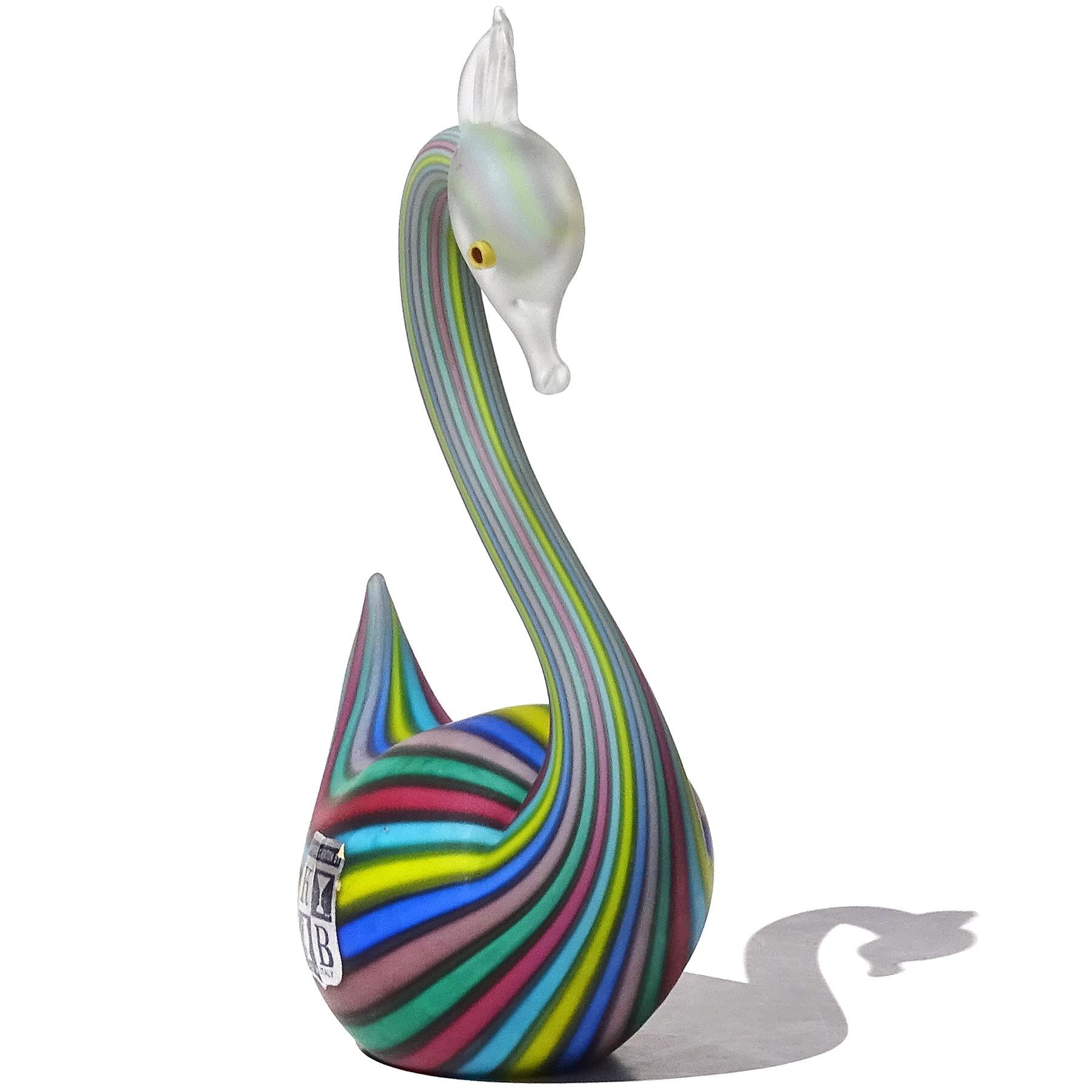 Fratelli Toso Murano Regenbogen Filigrana Bänder Italienische Kunst Glas Schwan Figur (Handgefertigt) im Angebot