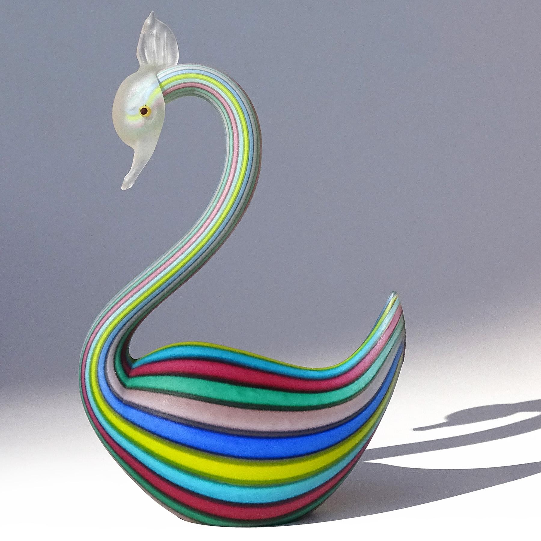 20ième siècle Fratelli Toso Murano Rainbow Filigrana Ribbons Italian Art Glass Swan Figurine en vente