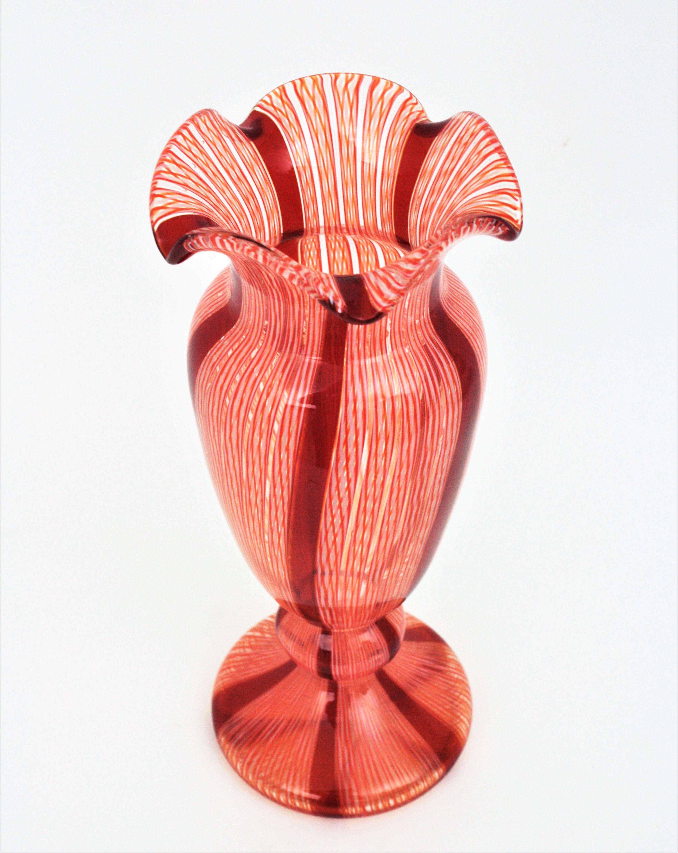 20ième siècle Grand vase en verre d'art de Murano à rubans rouges et blancs de Fratelli Toso en vente